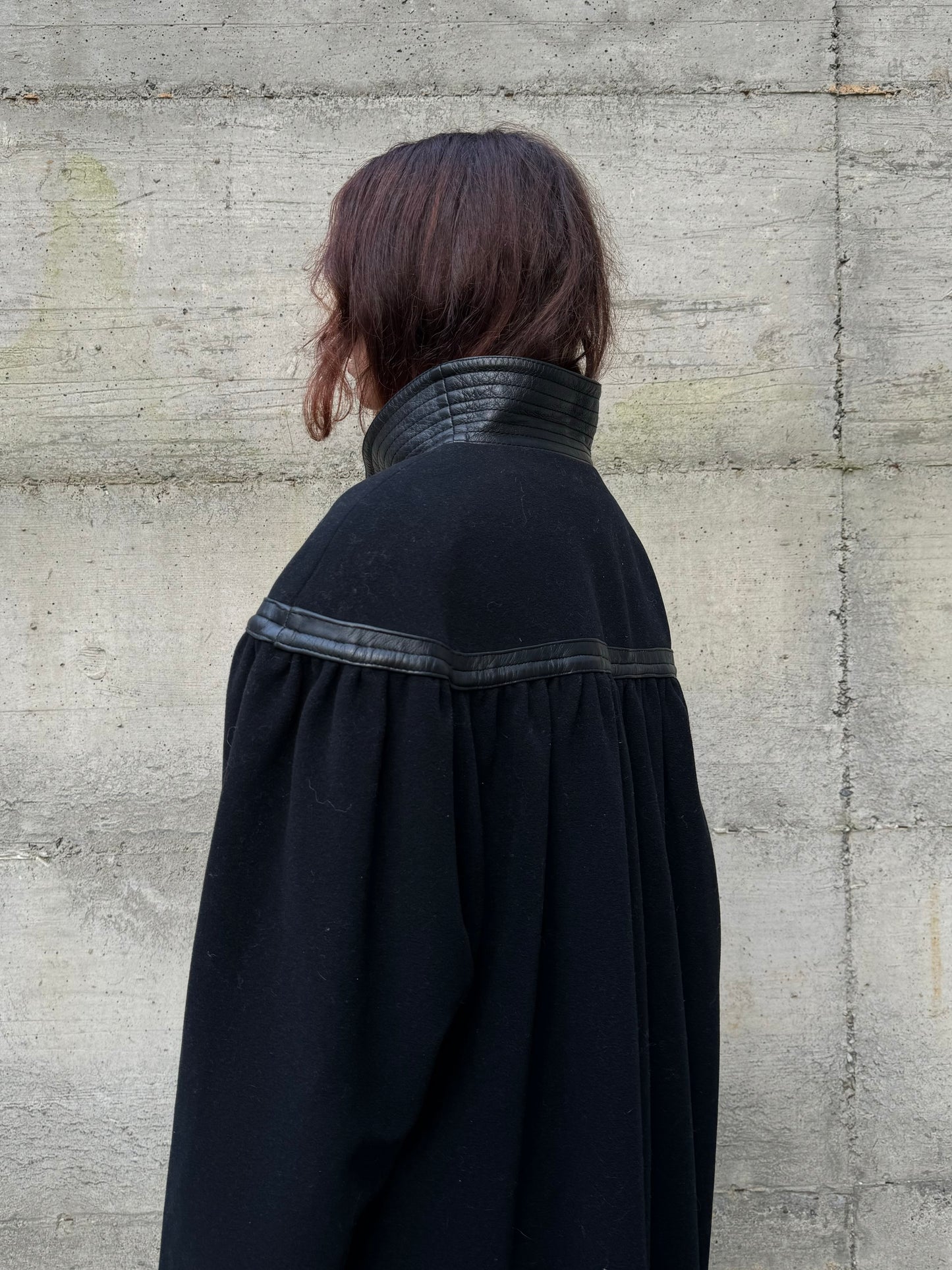 Cappotto a mantella 80s sartoriale 100% lana, con inserti in nappa