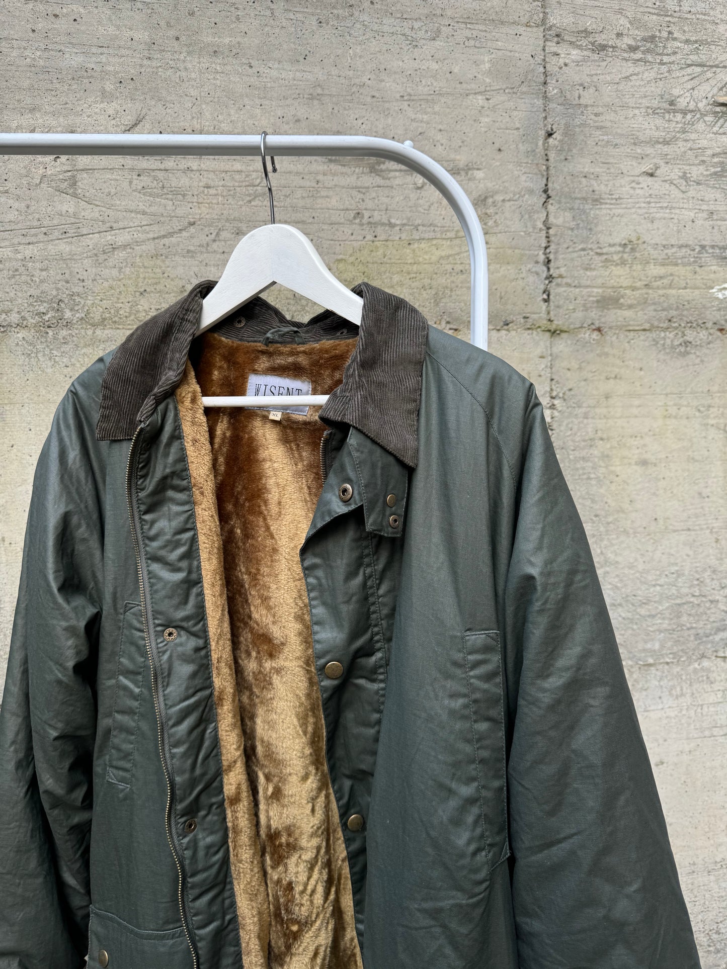 Giacca oversize cerata tipo Barbour, interamente foderata in ecopelliccia a pelo raso