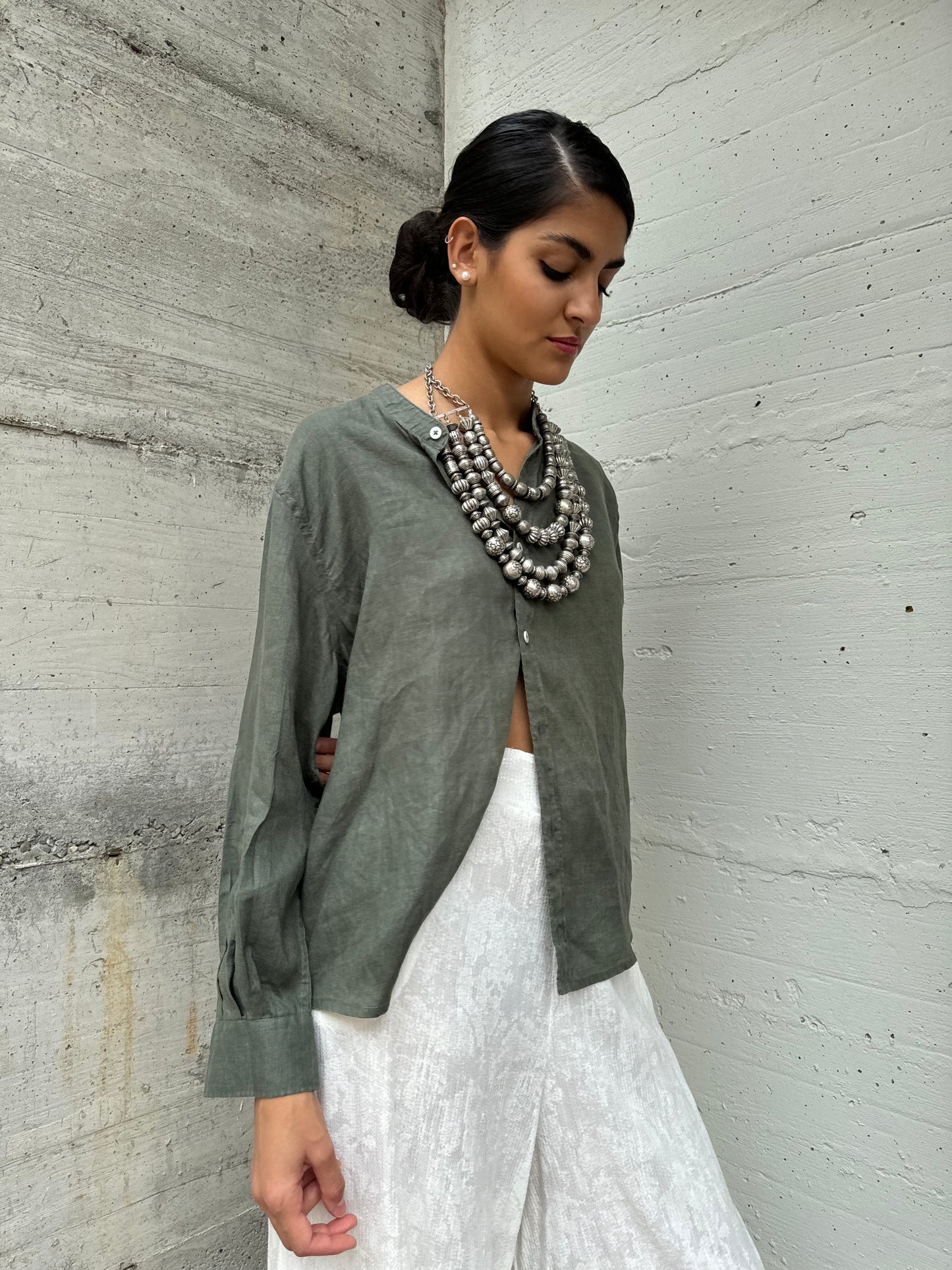 Camicia con collo alla coreana in 100% lino