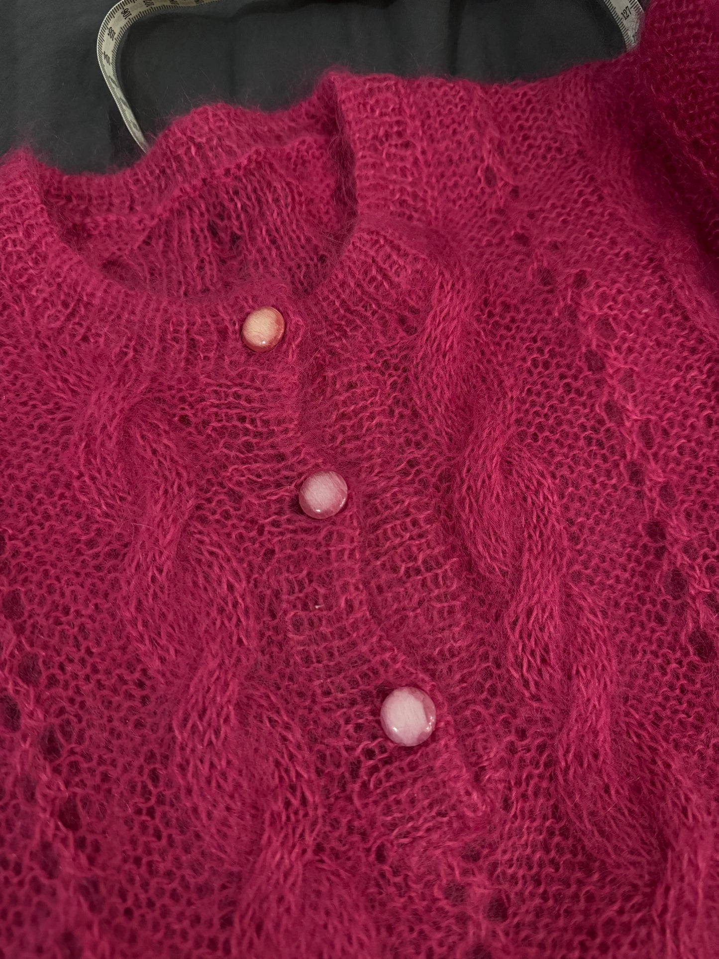 Maglione girocollo crochet fucsia in lana