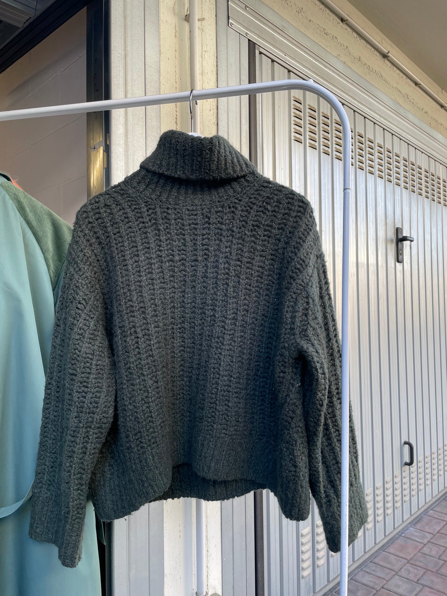 Maglione oversize a collo alto in misto lana