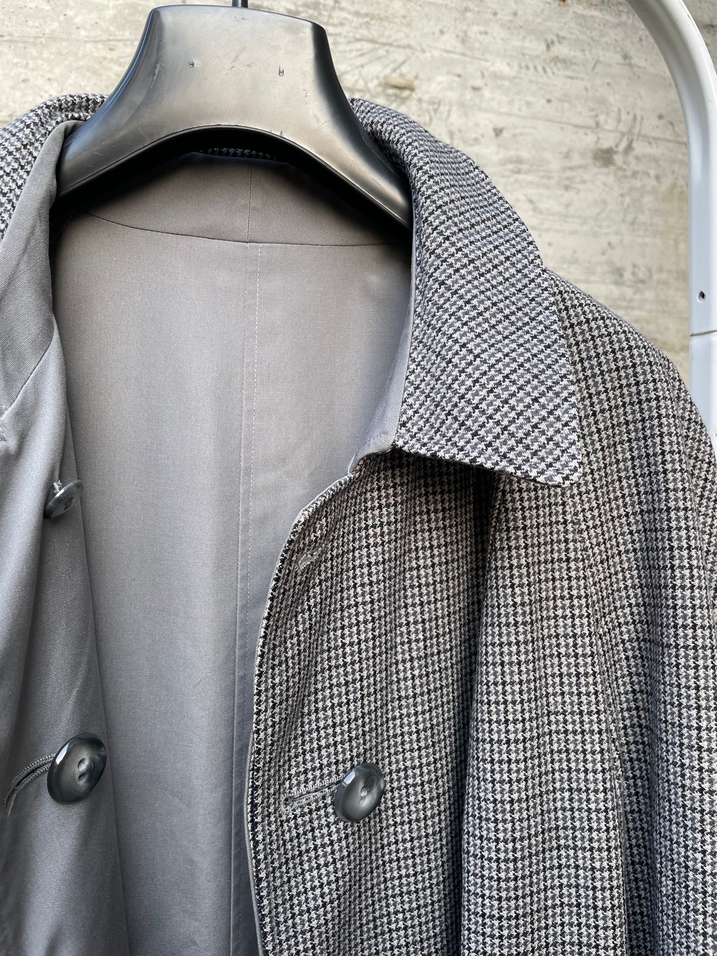 Trenchcoat/cappotto Nino monopetto double face, da un lato pura lana vergine pied de poule, dall'altro impermeabile misto cotone grigio