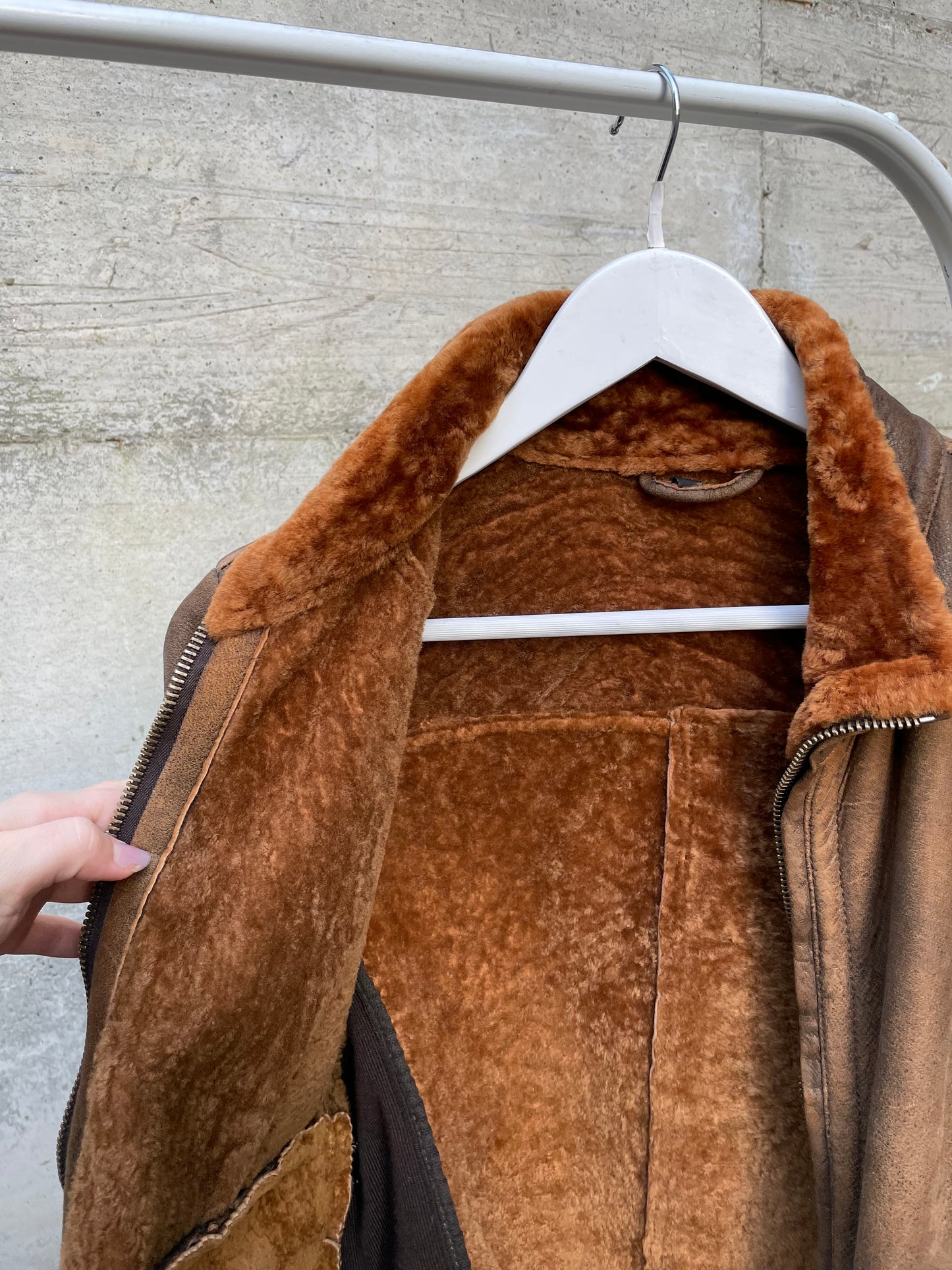 Montone Shearling originale modello slim anni 2000, esterno in nappa distressed e interno a pelo raso