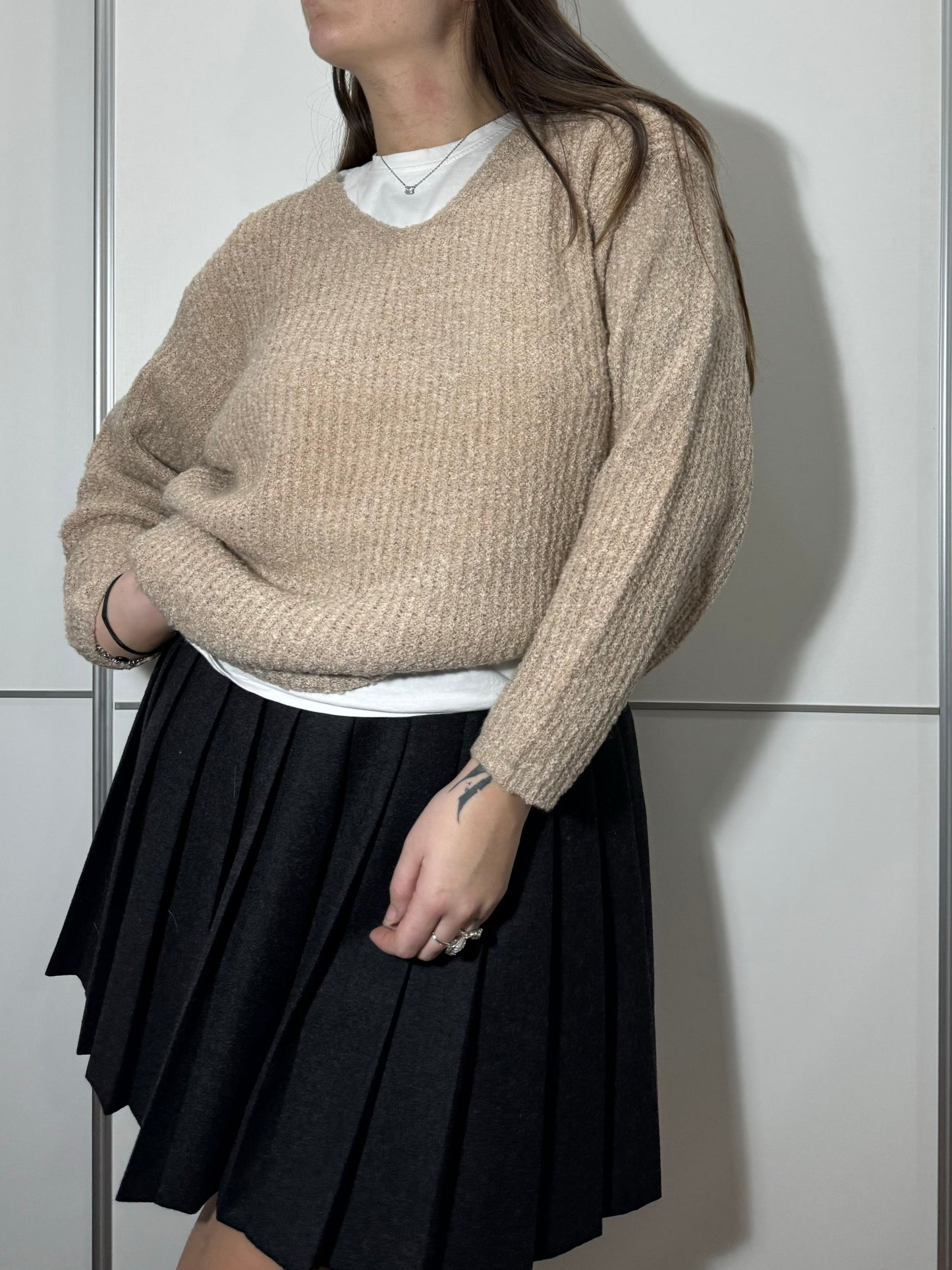 Pullover lungo cipria in misto lana, con scollo a V e spacchetti laterali