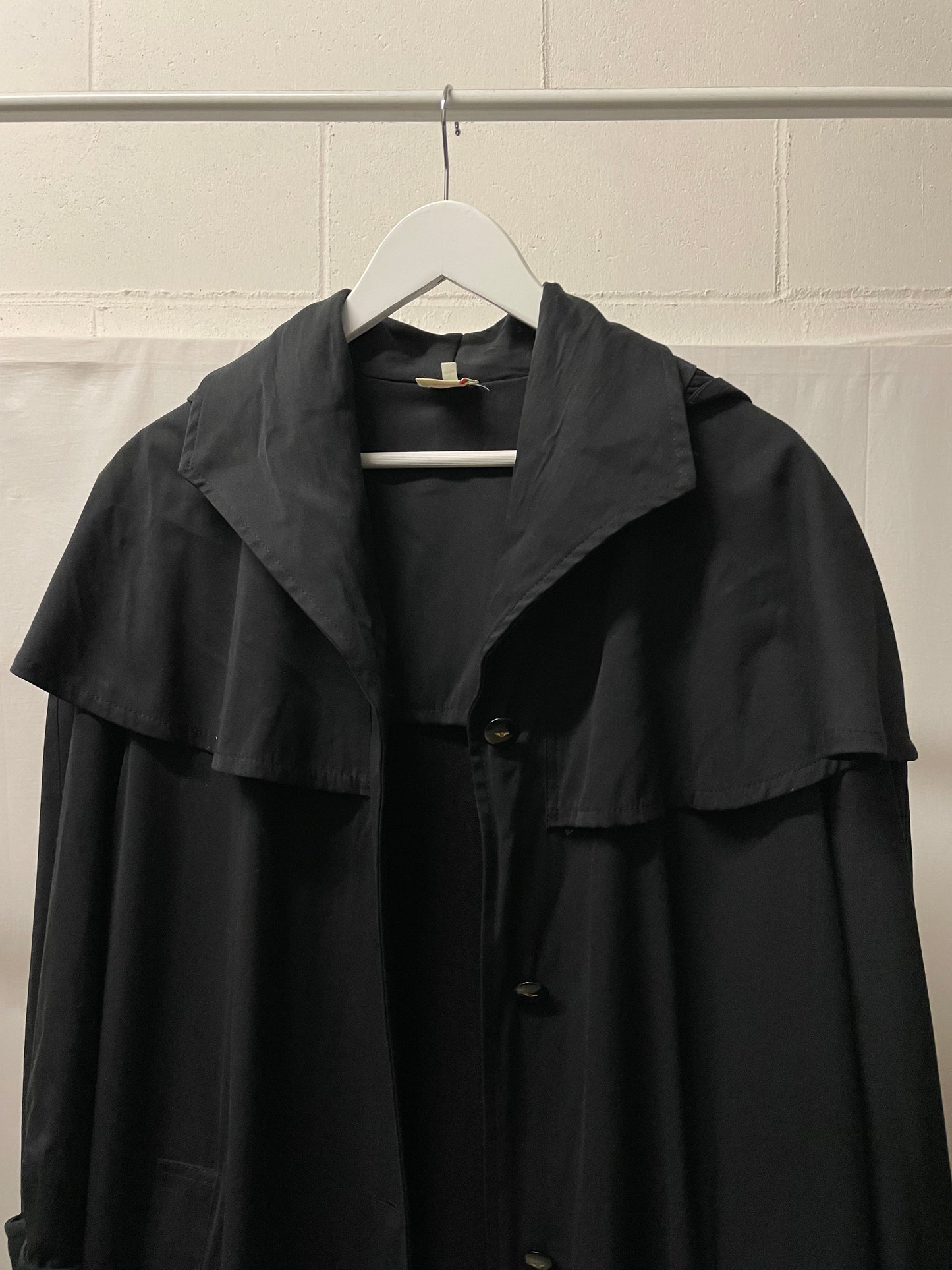 Trenchcoat a mantella sartoriale nero, con fodera in lana e cappuccio