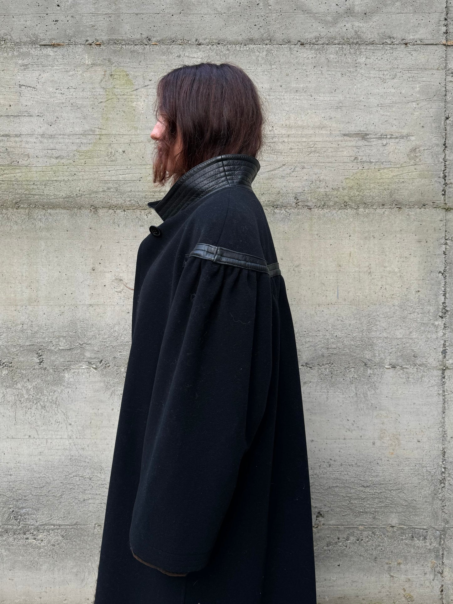 Cappotto a mantella 80s sartoriale 100% lana, con inserti in nappa