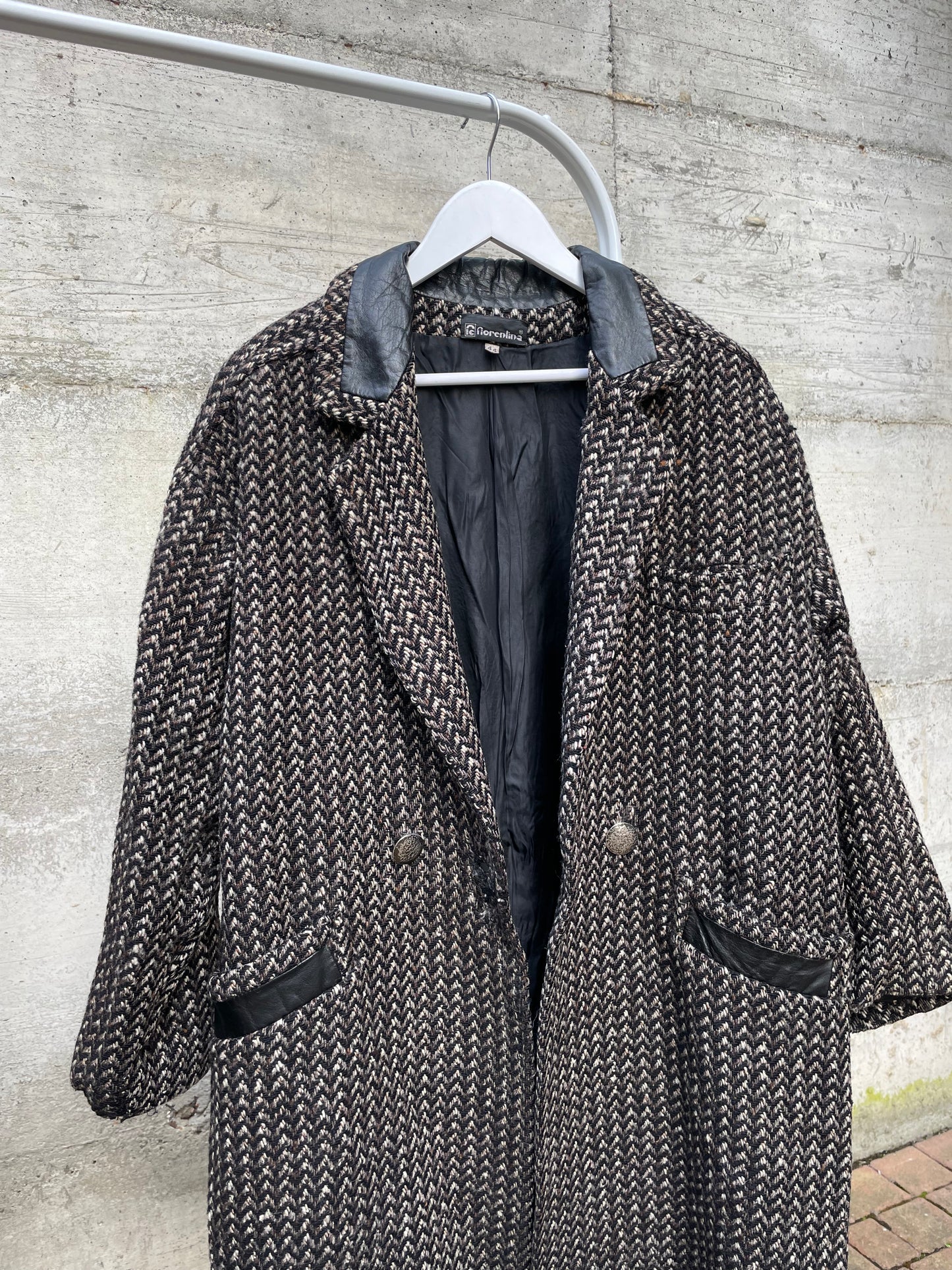 Cappotto sartoriale in lana spigato, con inserti in vera pelle