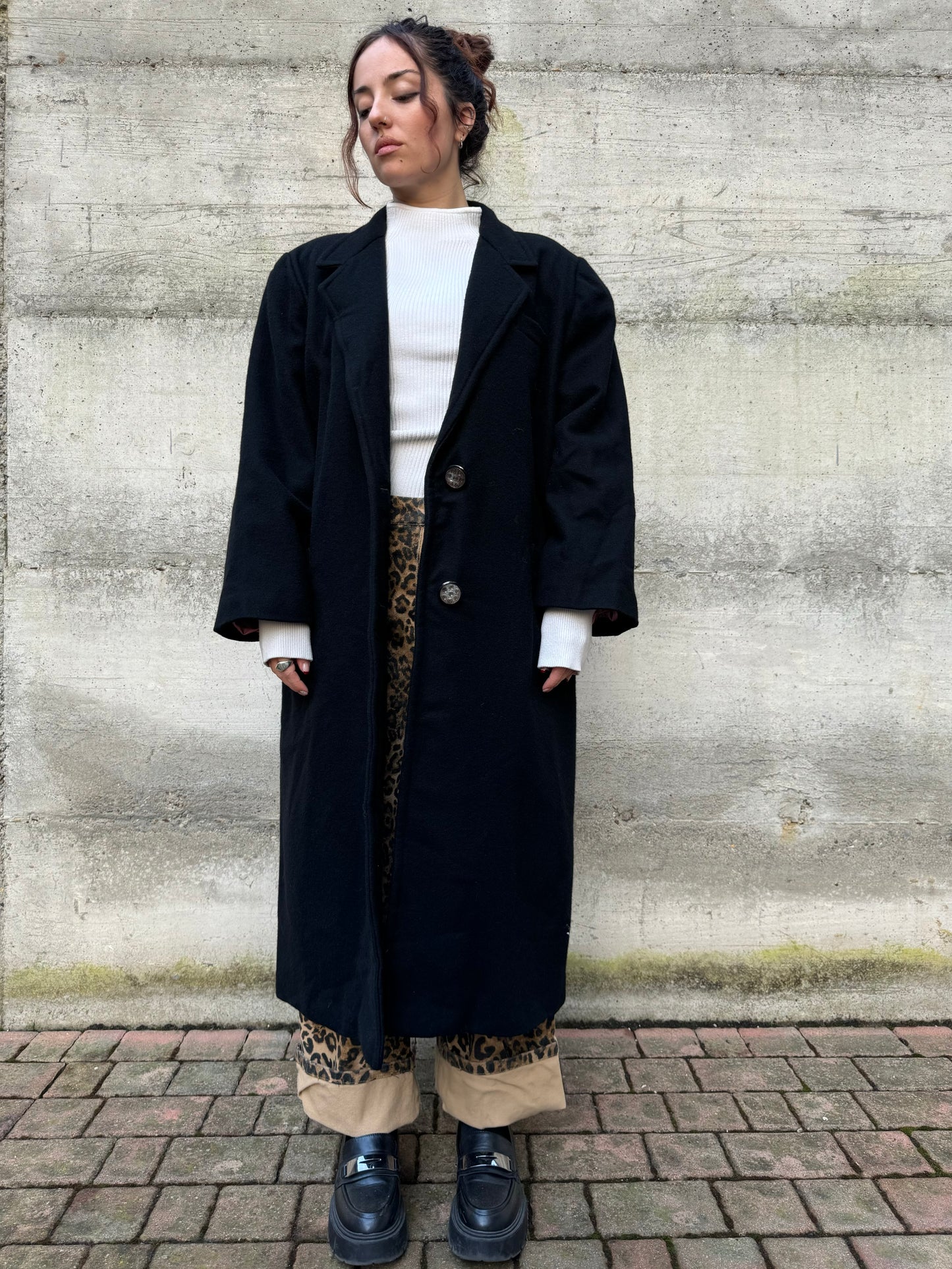 Cappotto lungo monopetto nero in lana, con fodera rosa confetto