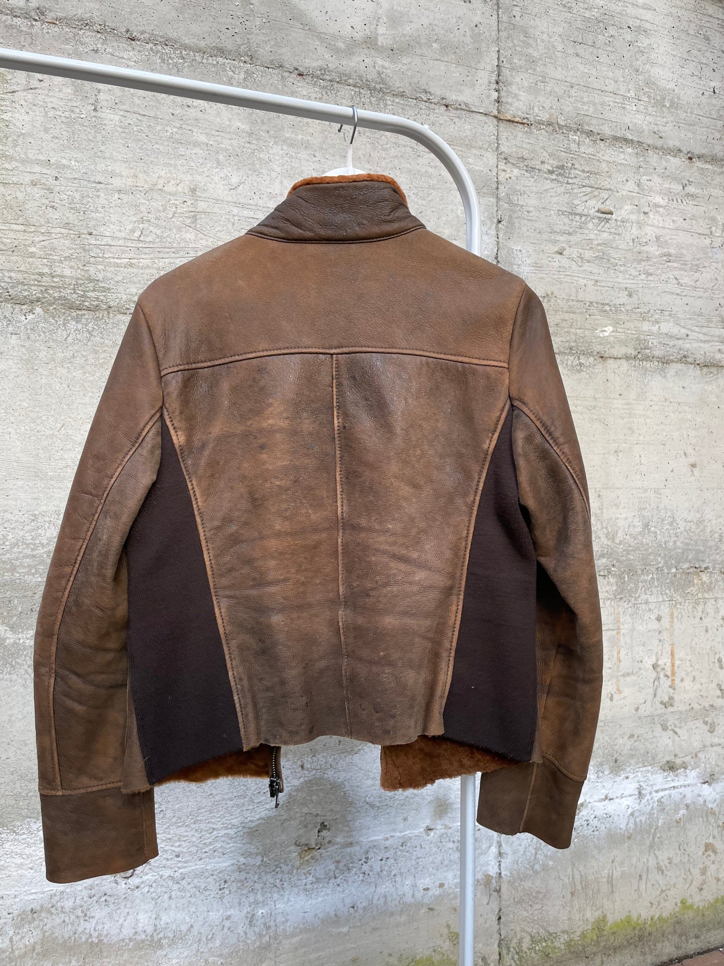 Montone Shearling originale modello slim anni 2000, esterno in nappa distressed e interno a pelo raso