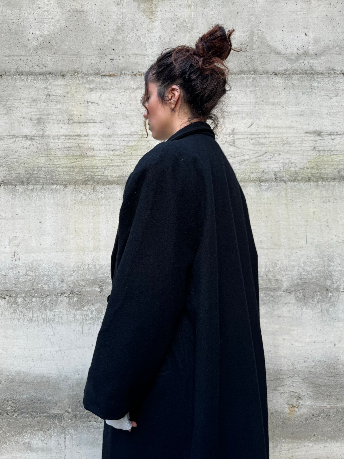 Cappotto lungo monopetto nero in lana, con fodera rosa confetto