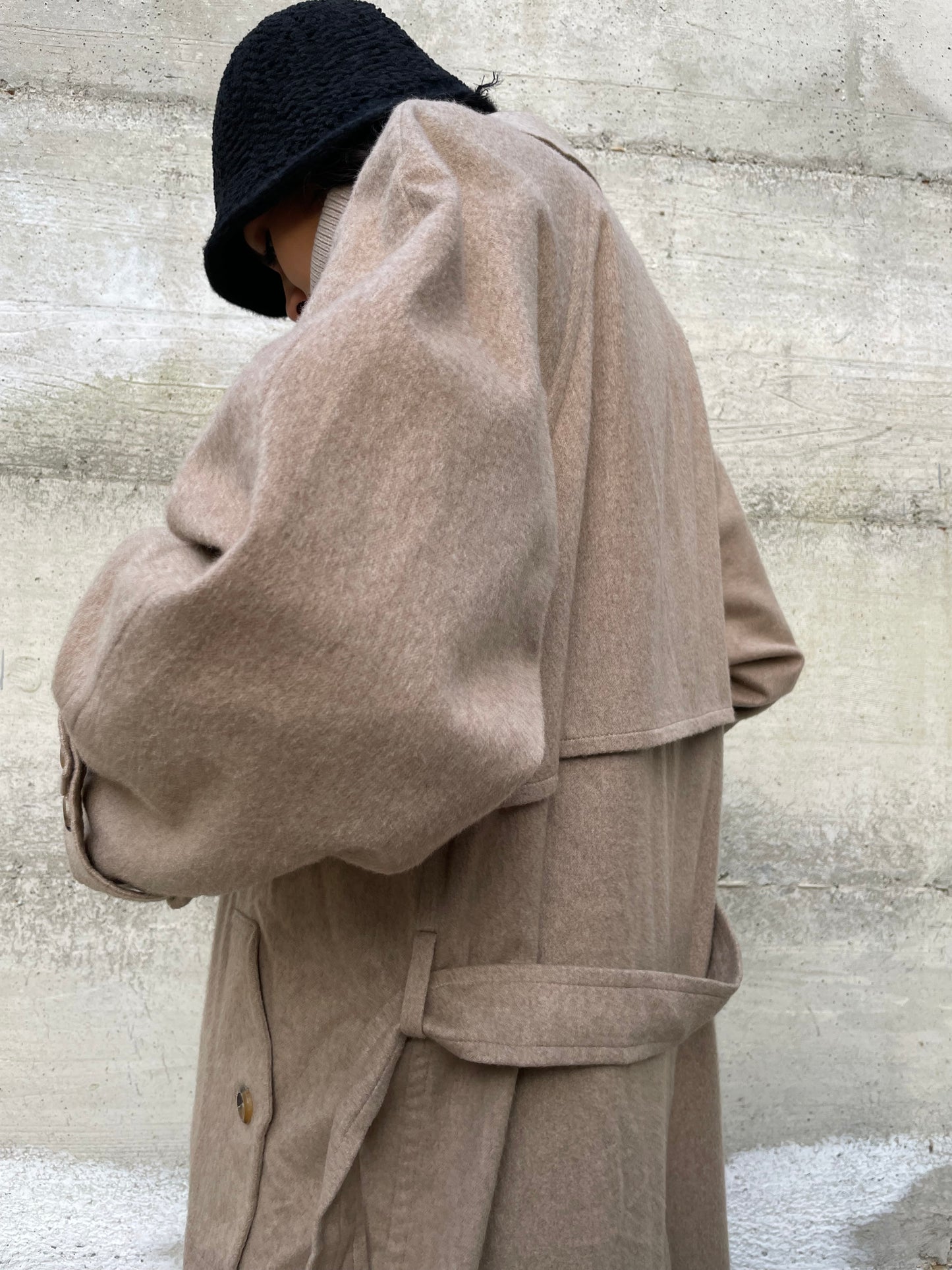 Cappotto sabbia AGNONA 100% cashmere, mezza fodera, con cintura. Taglia 48it uomo