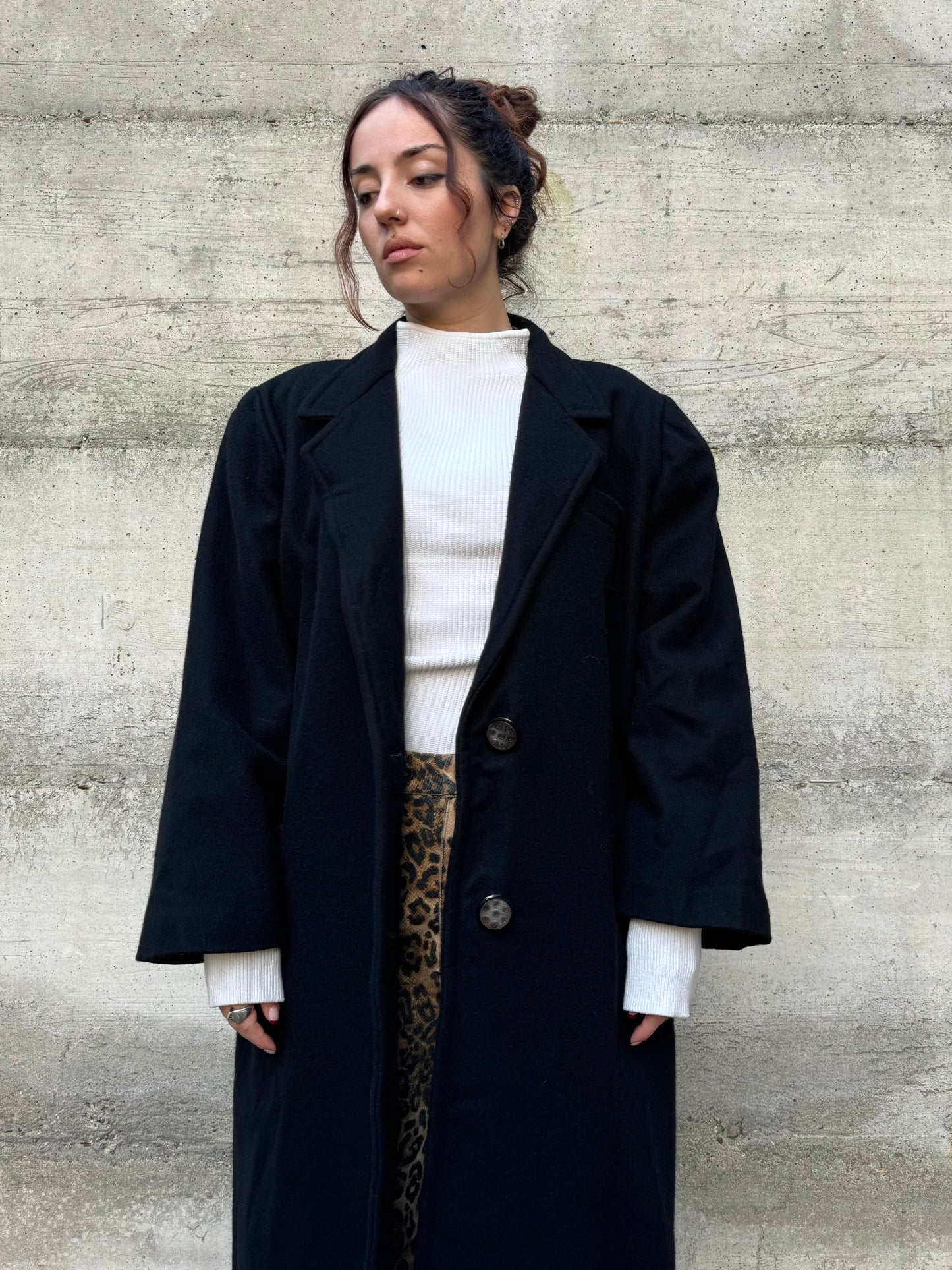 Cappotto lungo monopetto nero in lana, con fodera rosa confetto