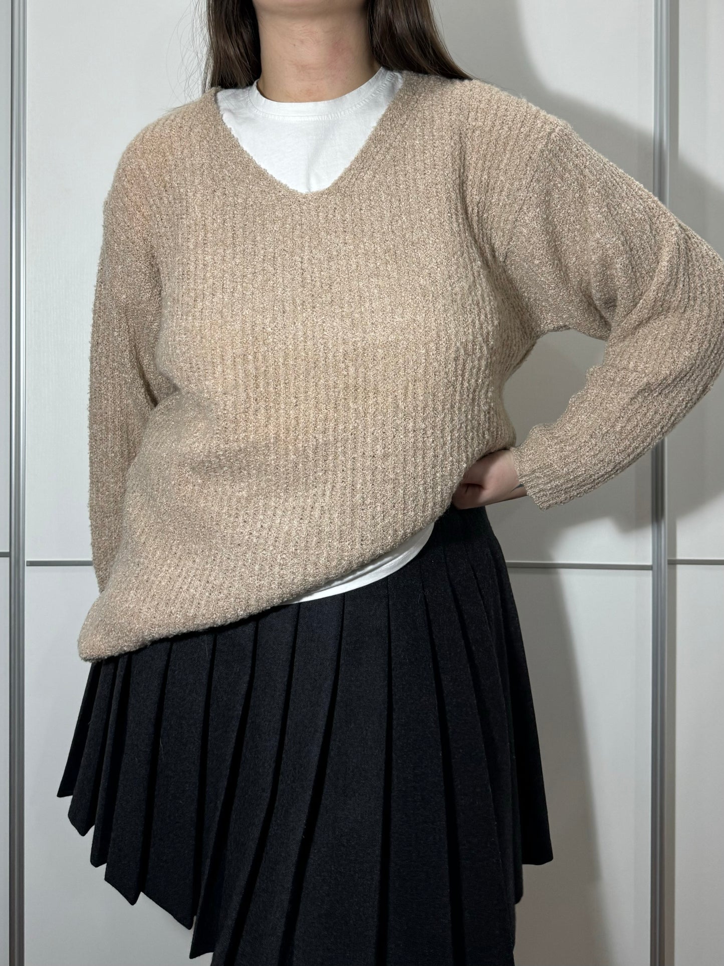 Pullover lungo cipria in misto lana, con scollo a V e spacchetti laterali