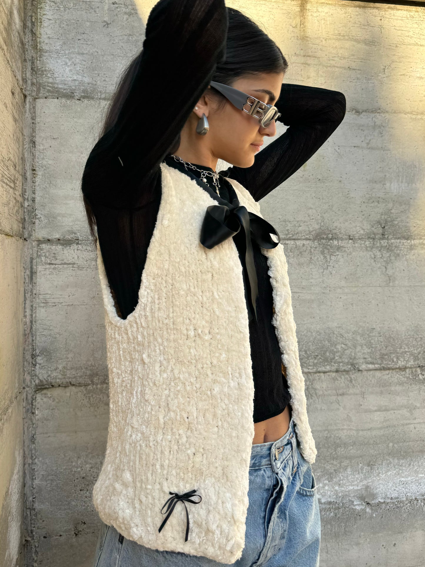 Gilet fluffy burro con maxi fiocco in raso