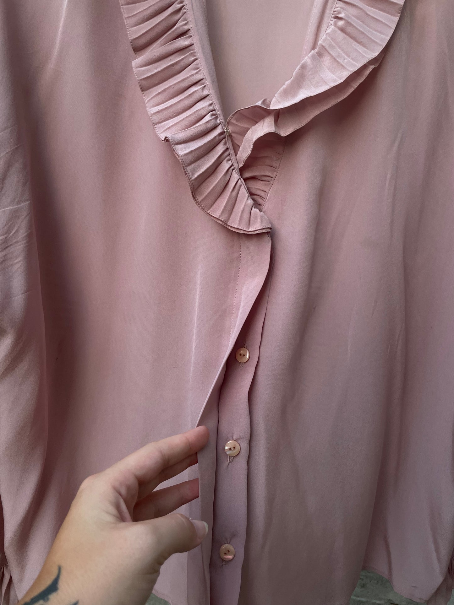 Blusa 100% seta scollo a V e balze, rosa antico, taglia L