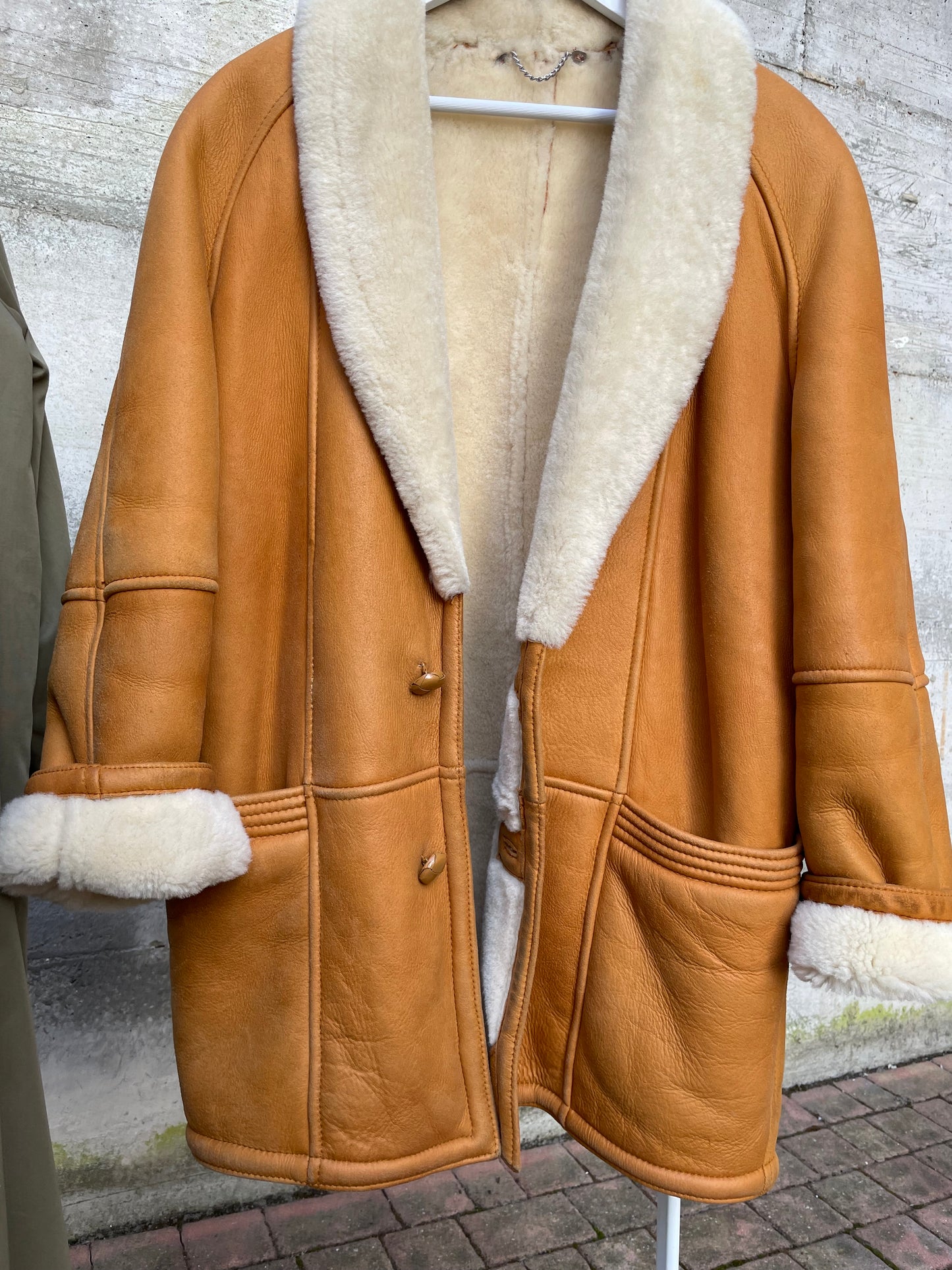 Montone Shearling originale a pelo bianco con esterno in pelle ruggine