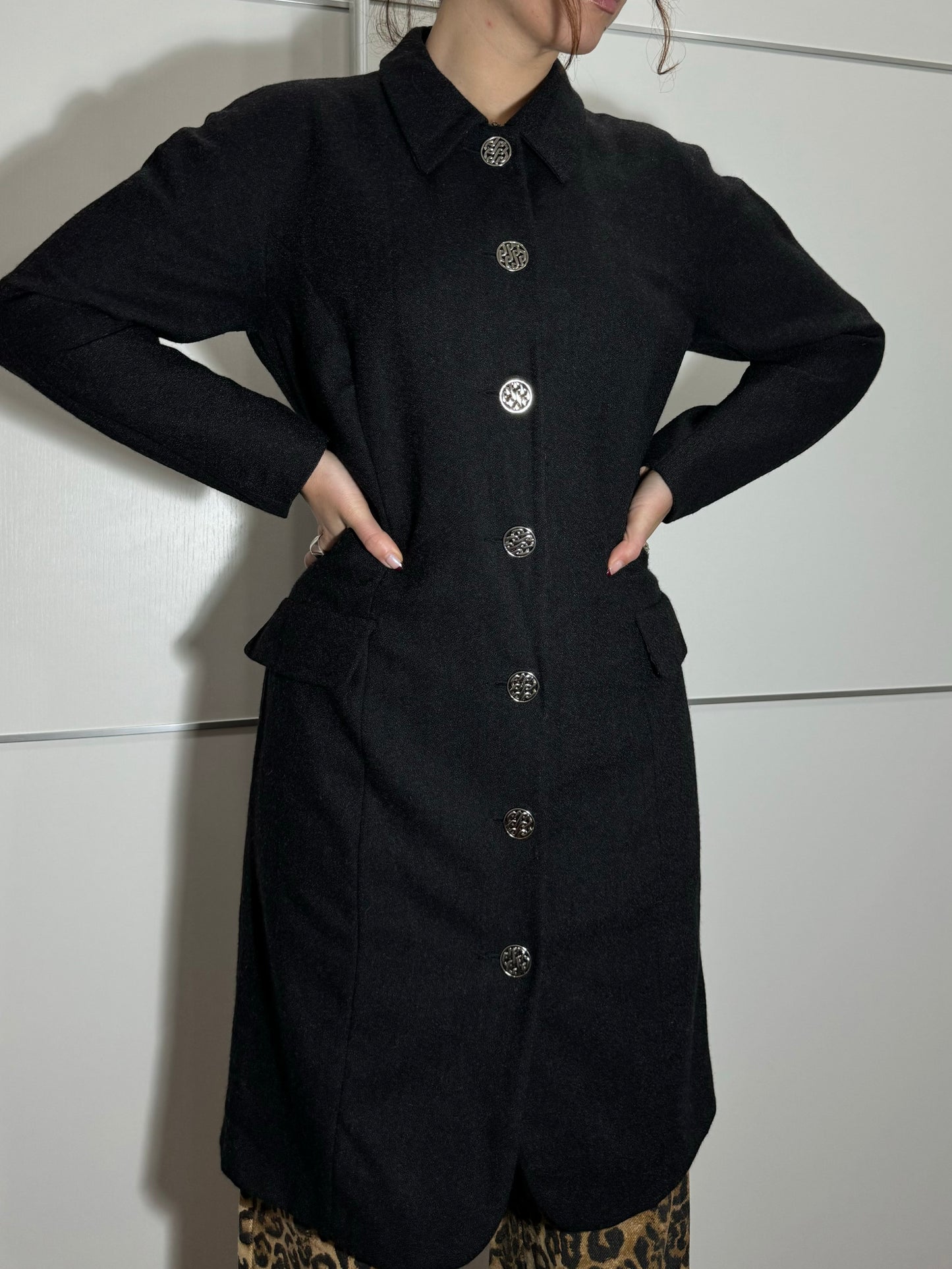 Soprabito nero leggero in pura lana vergine con bottoni lavorati