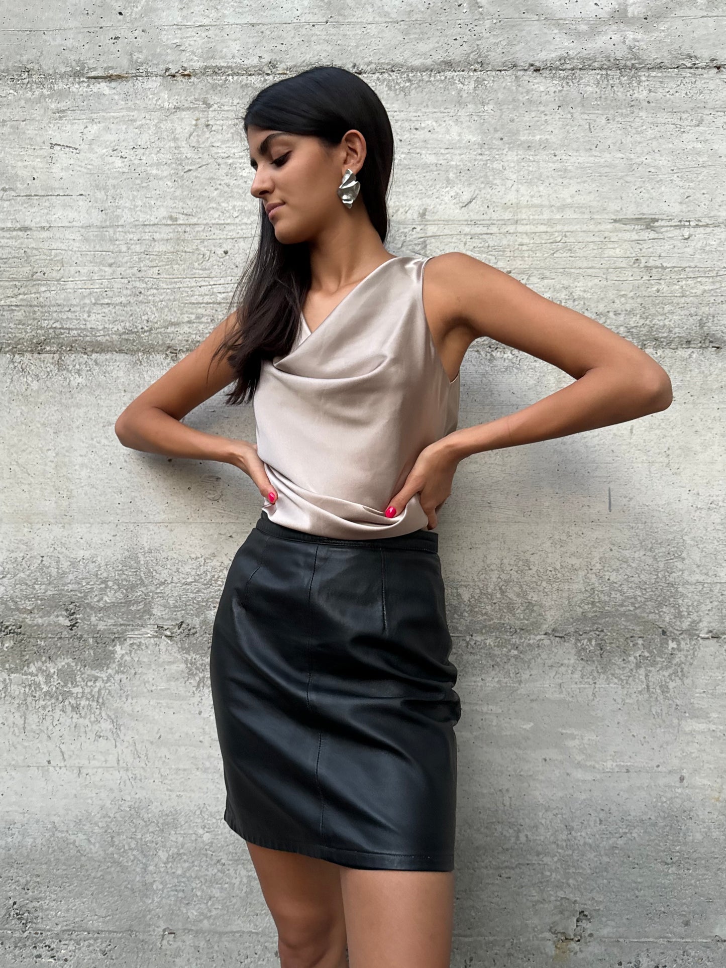 Top satinato con scollo drappeggiato