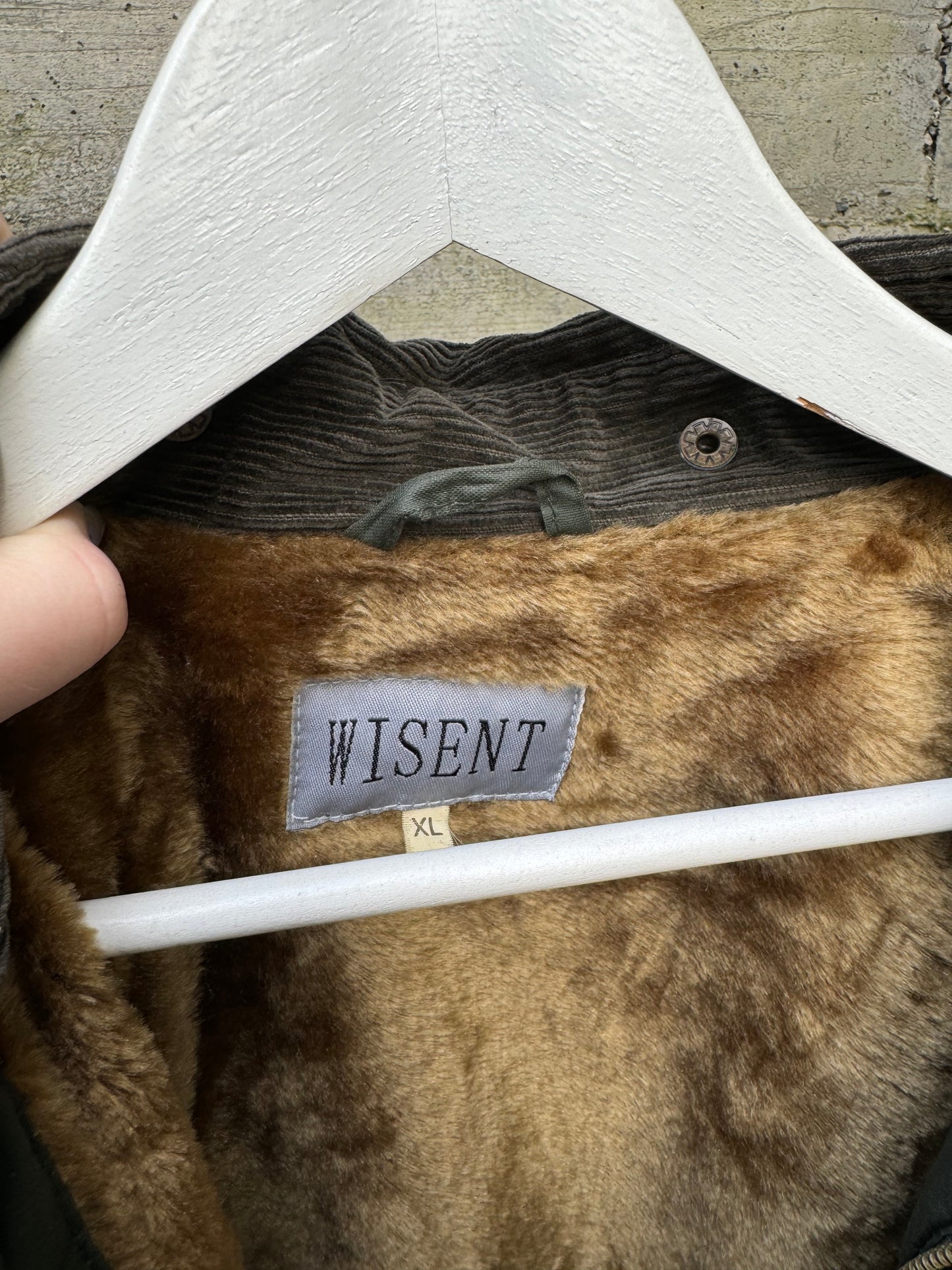 Giacca oversize cerata tipo Barbour, interamente foderata in ecopelliccia a pelo raso