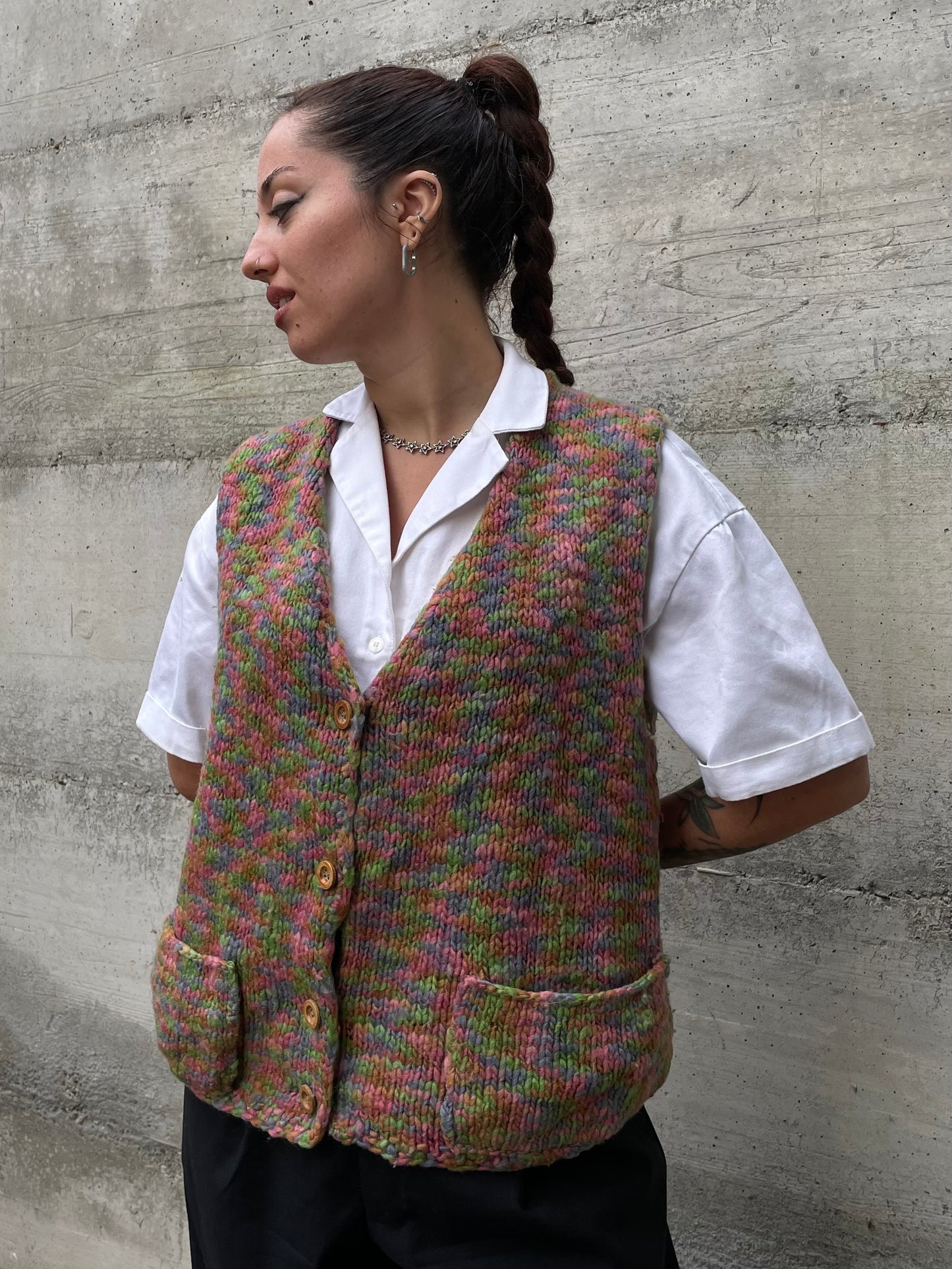 Gilet crochet multicolor in lana con bottoncini in legno