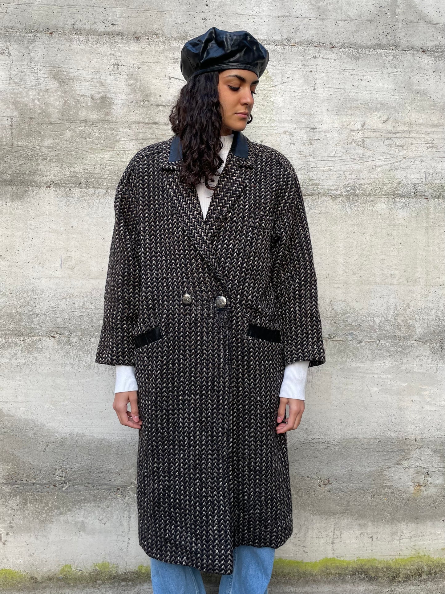 Cappotto sartoriale in lana spigato, con inserti in vera pelle