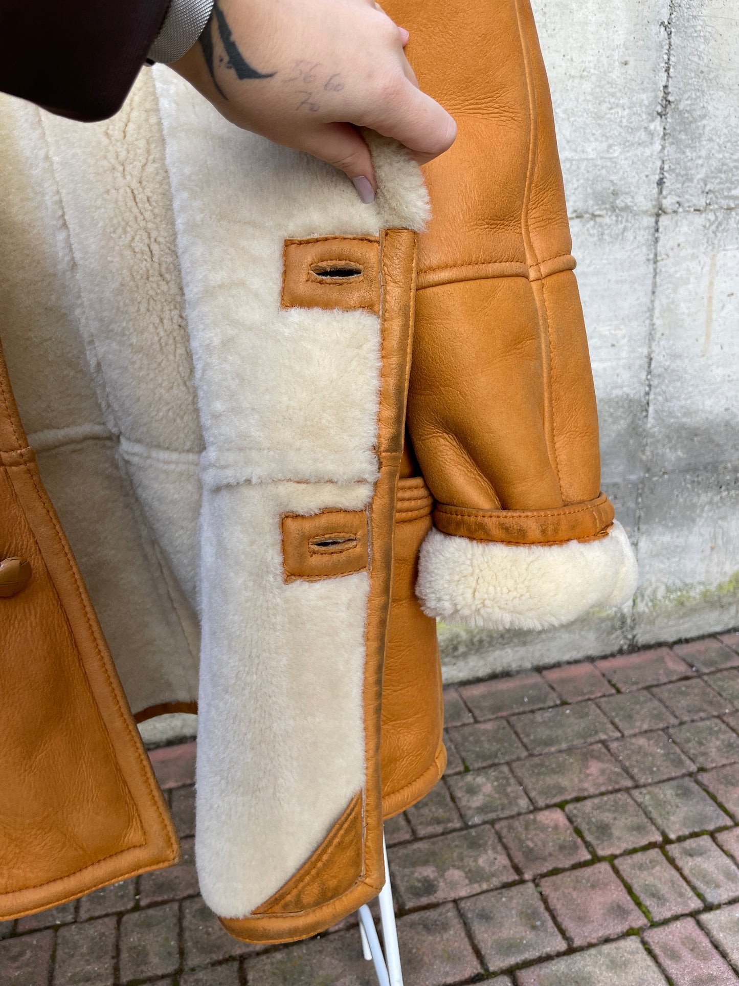 Montone Shearling originale a pelo bianco con esterno in pelle ruggine