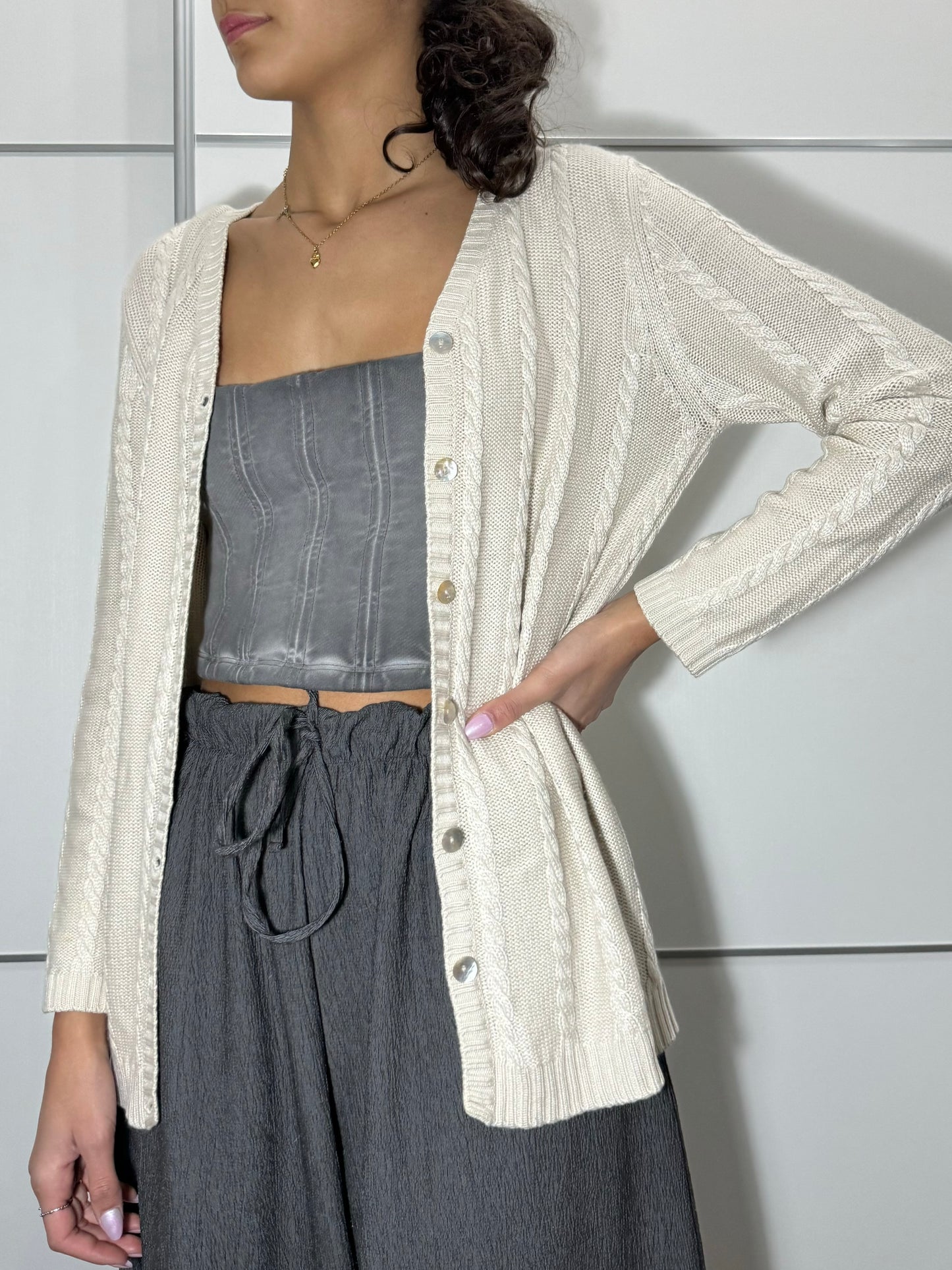 Cardigan intrecciato color perla in misto cashmere e seta