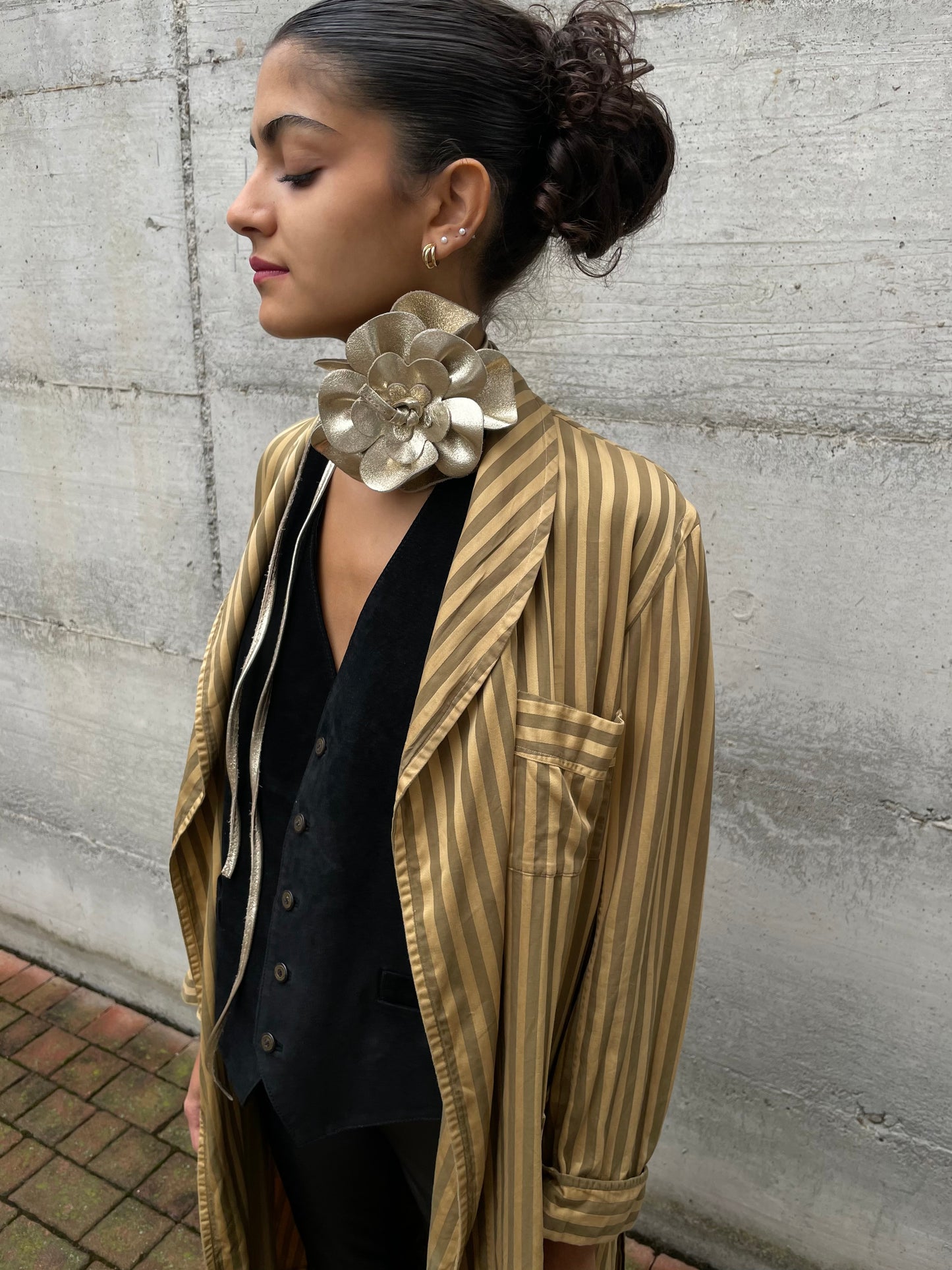 Cintura dorata Y2K con maxi rosa e cordino in vera pelle