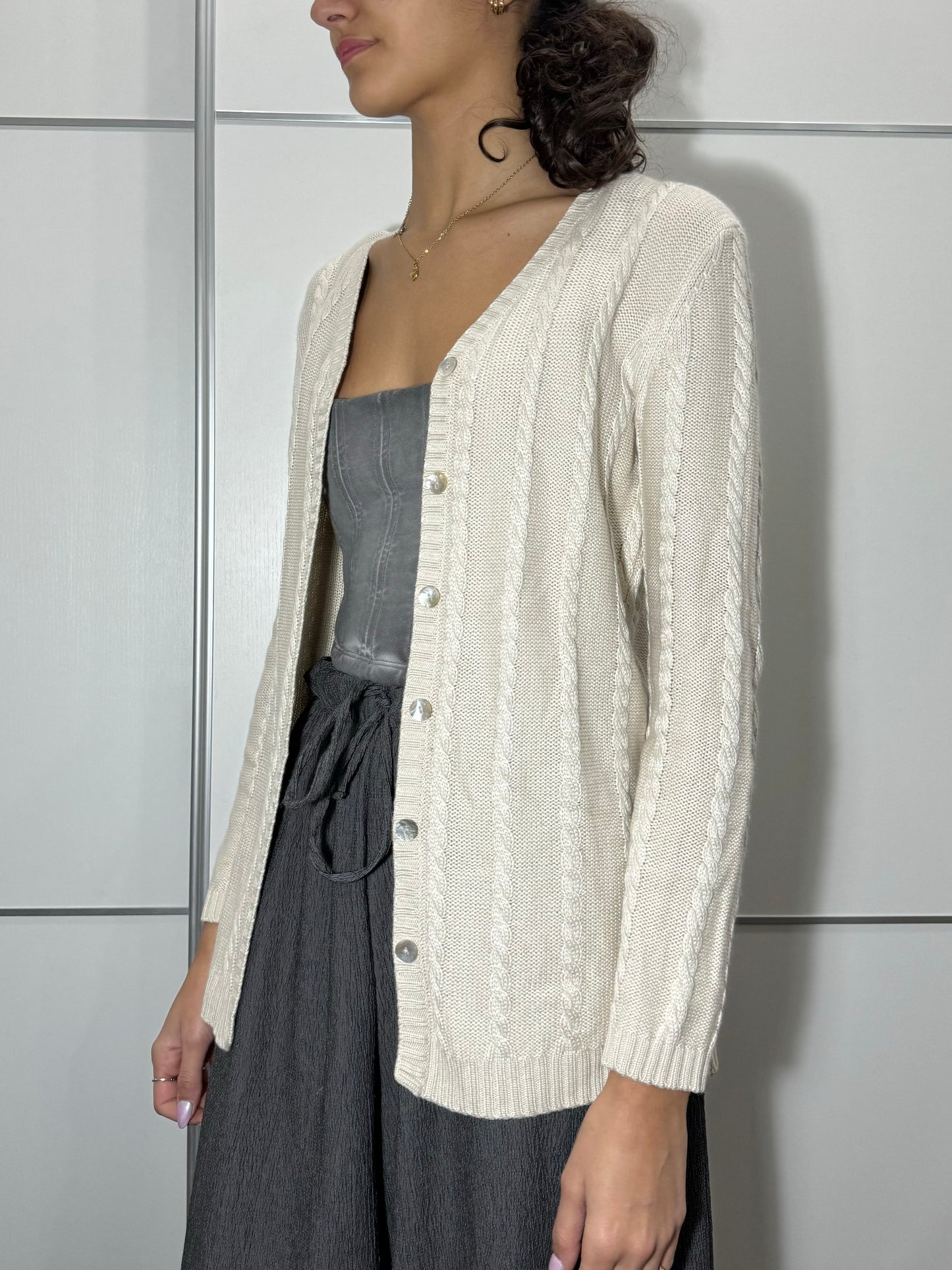 Cardigan intrecciato color perla in misto cashmere e seta