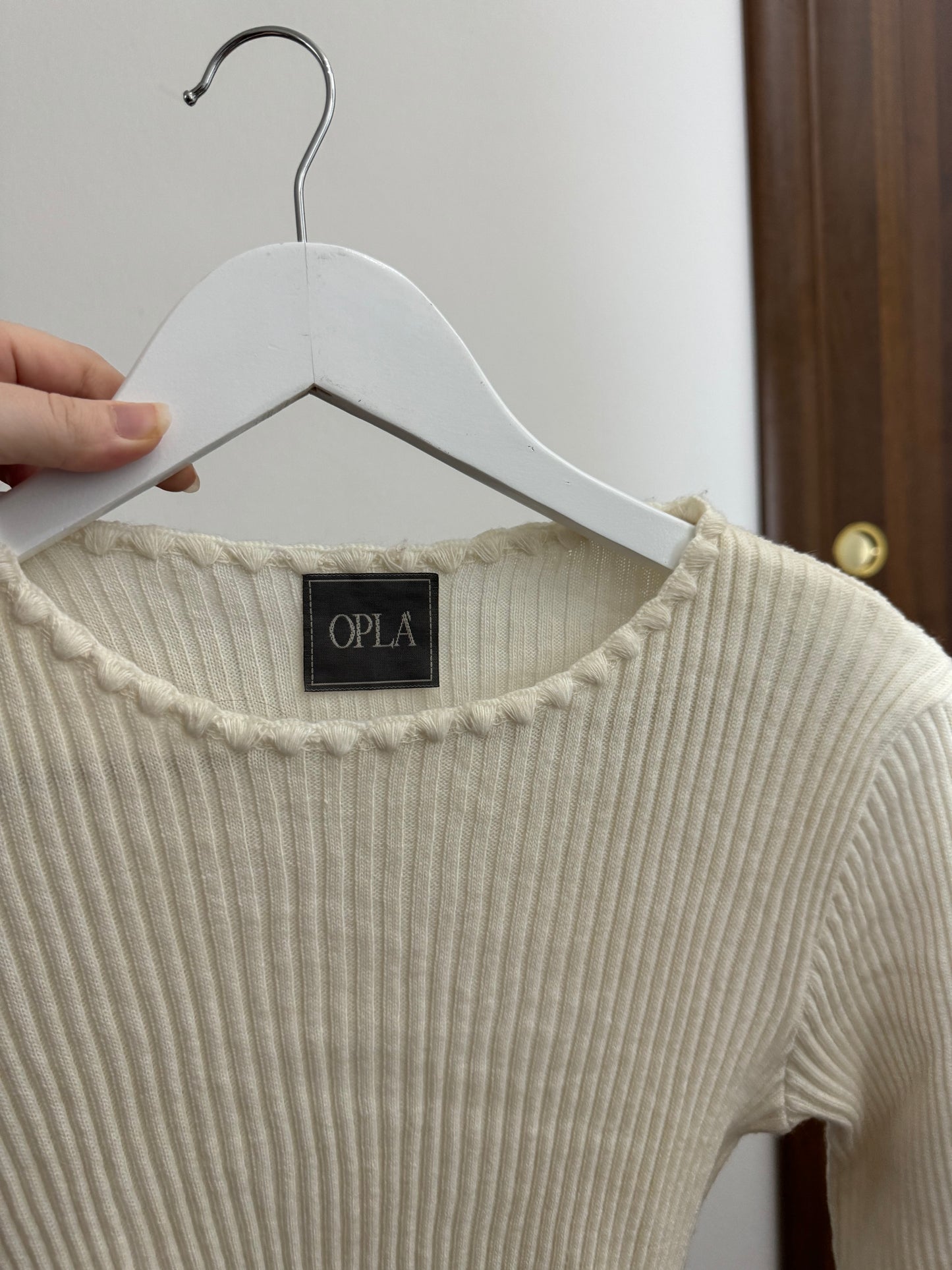 Maglioncino girocollo latte stretch a costine, in misto lana e viscosa