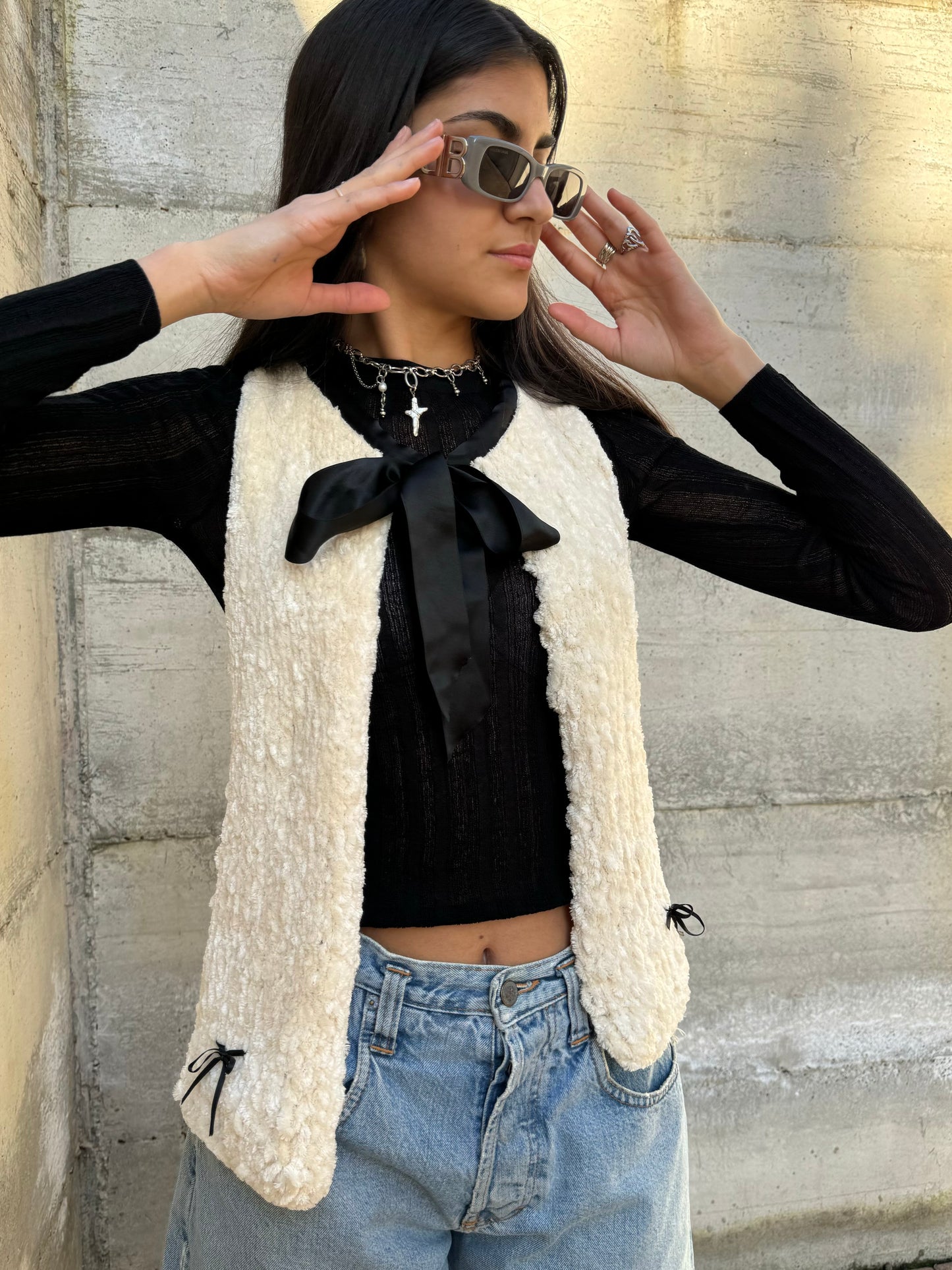 Gilet fluffy burro con maxi fiocco in raso