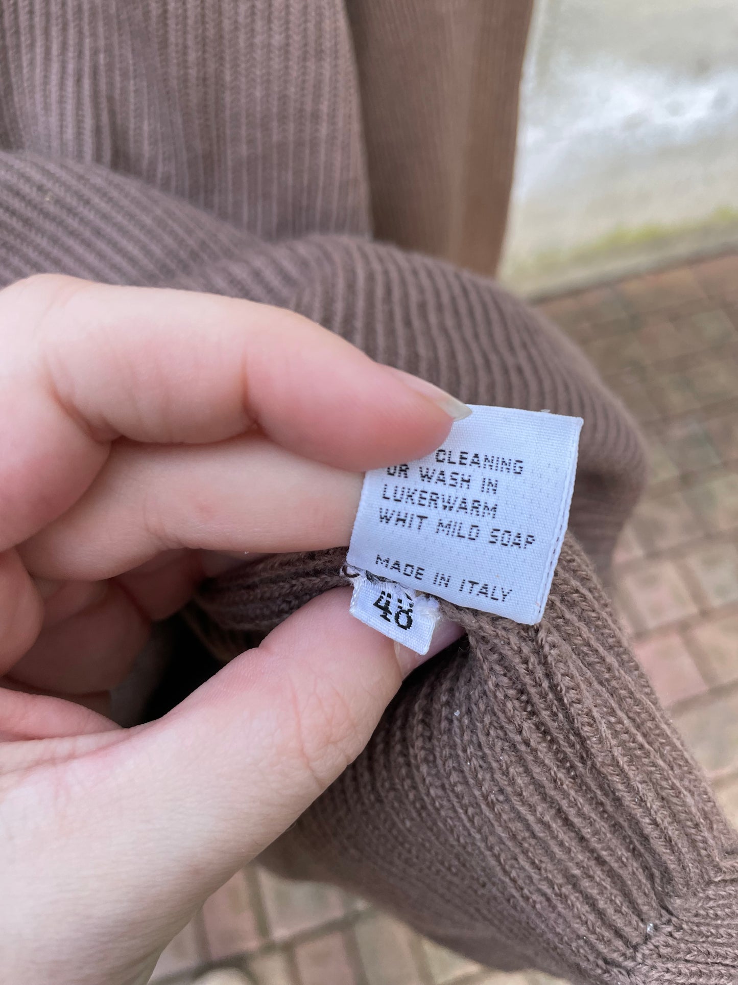 Maglioncino biscotto scollo a V a costine in pura lana