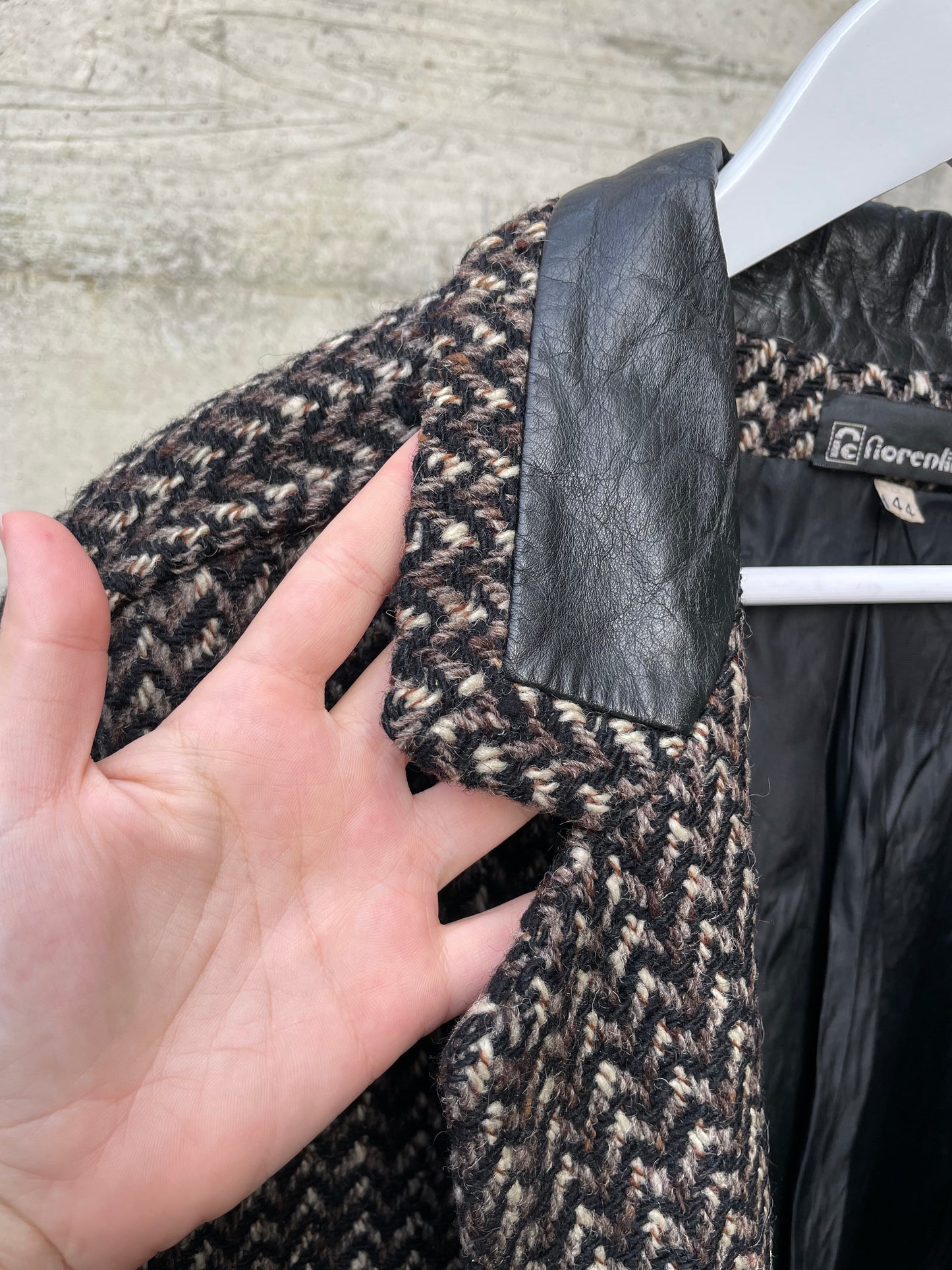 Cappotto sartoriale in lana spigato, con inserti in vera pelle