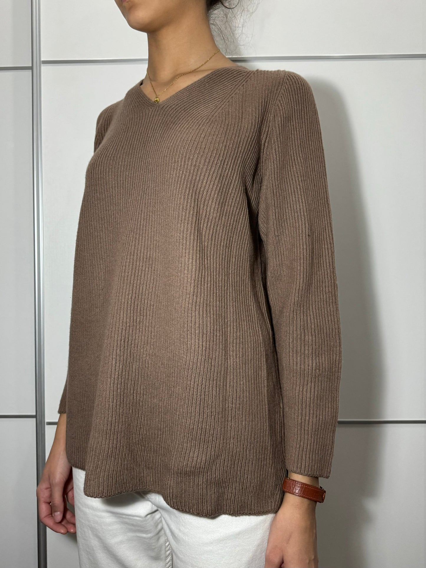 Maglioncino biscotto scollo a V a costine in pura lana