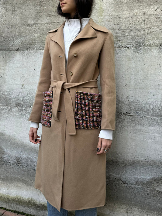 Cappotto sartoriale con cintura e tasconi tricot in 100% lana AGNONA