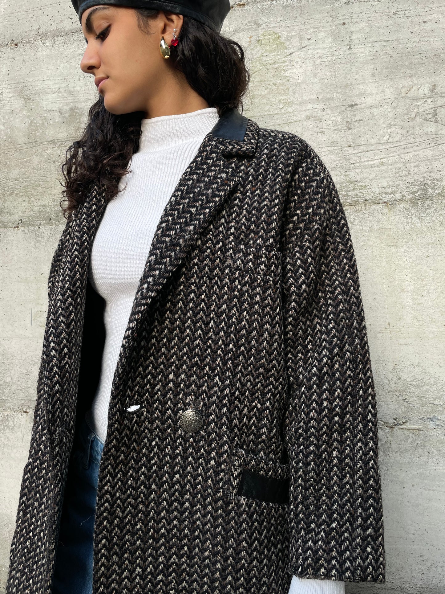 Cappotto sartoriale in lana spigato, con inserti in vera pelle