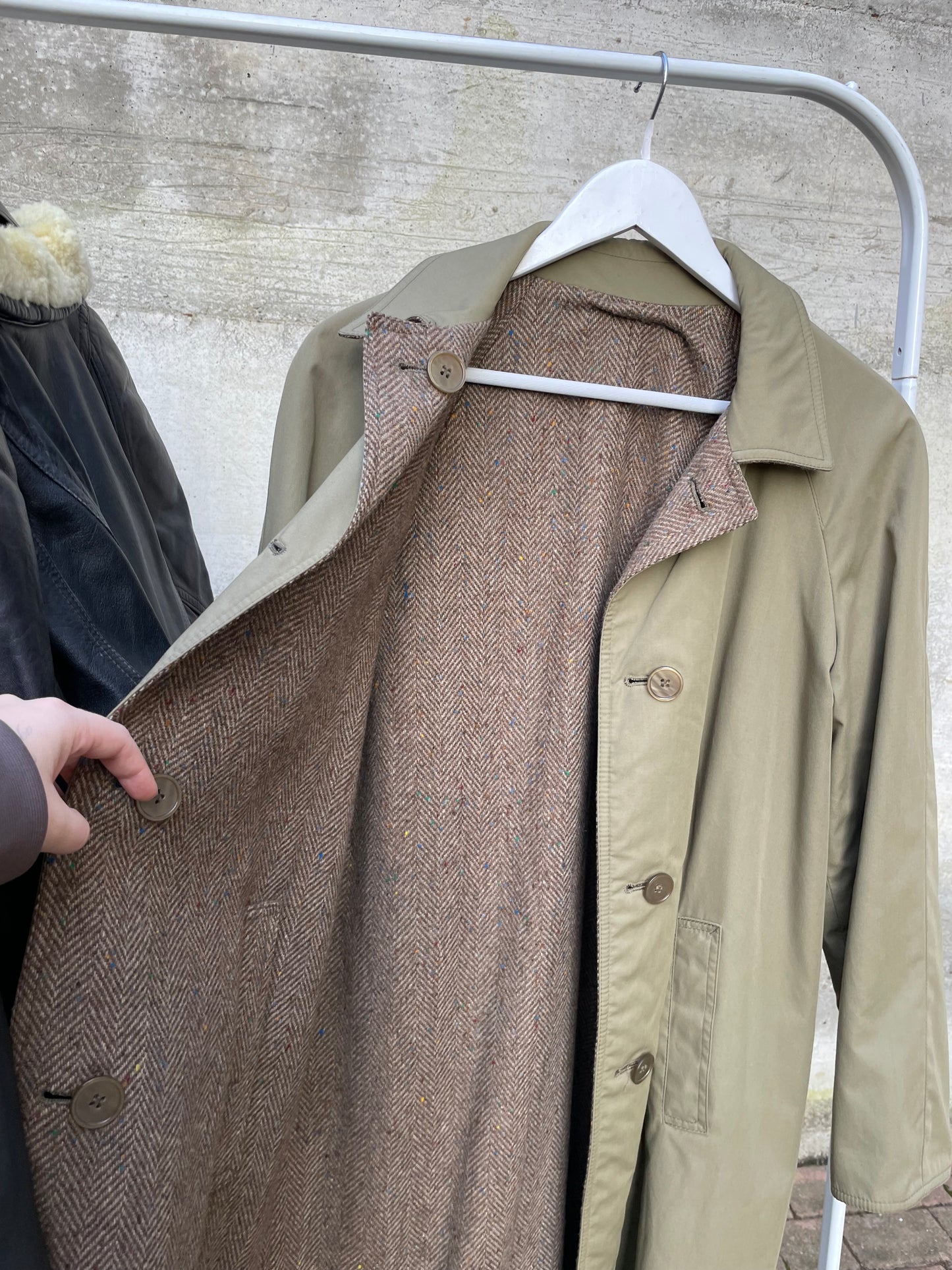 Trenchcoat double face Preca. Da un lato impermeabile misto cotone, dall'altro cappotto spigato in pura lana