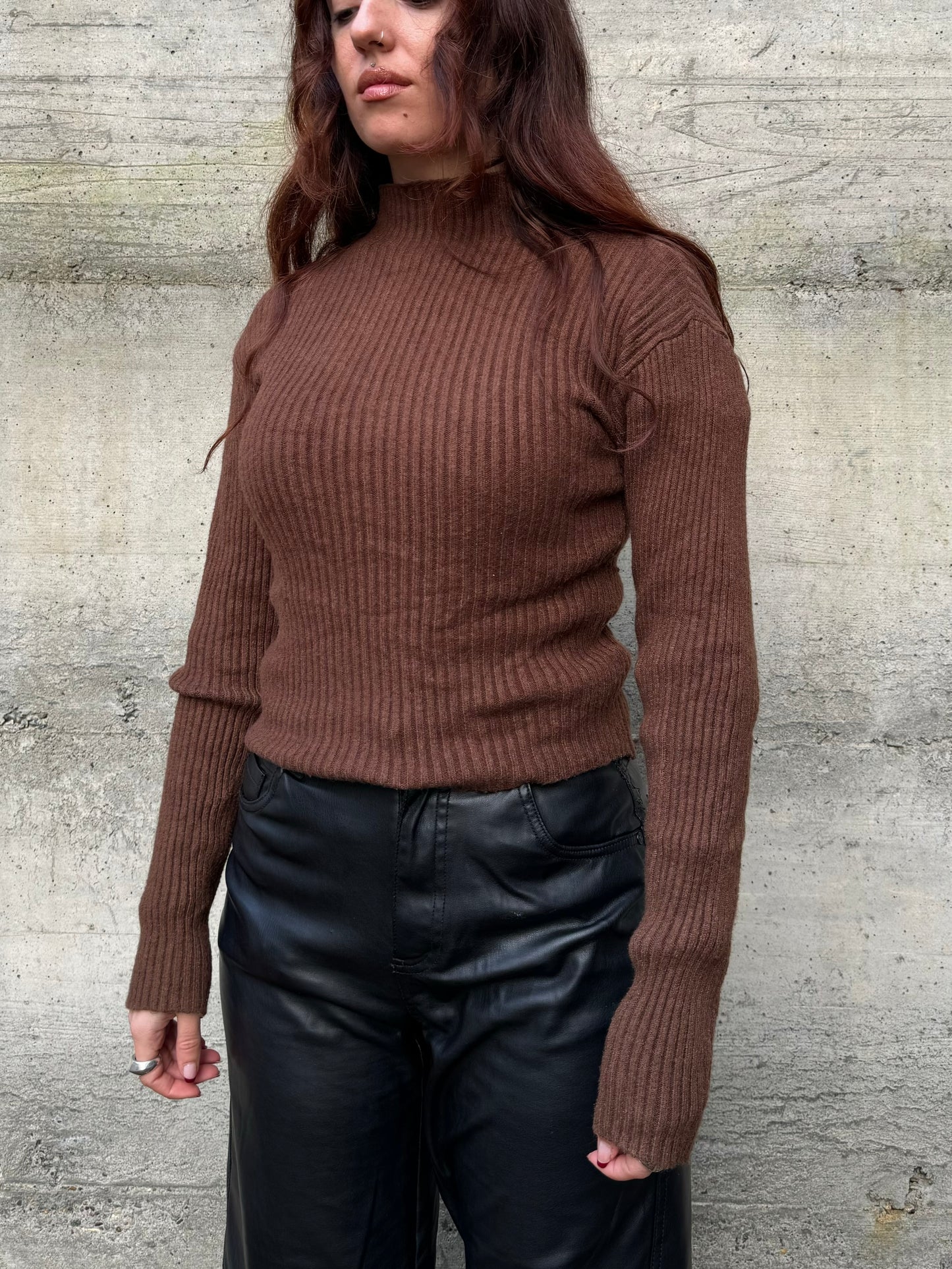 Maglioncino dolcevita a coste cioccolato, in misto viscosa