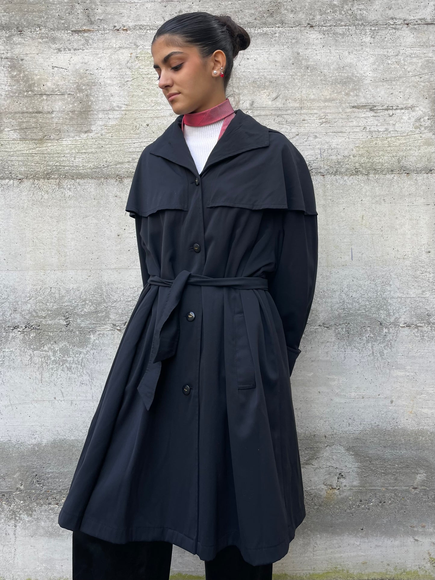 Trenchcoat a mantella sartoriale nero, con fodera in lana e cappuccio