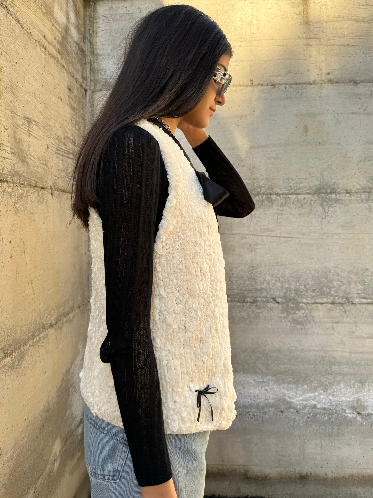 Gilet fluffy burro con maxi fiocco in raso