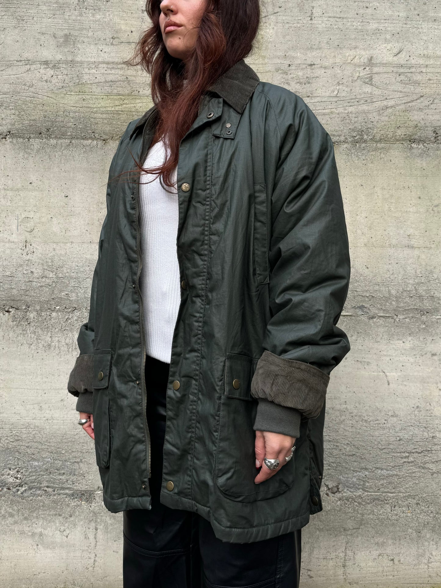 Giacca oversize cerata tipo Barbour, interamente foderata in ecopelliccia a pelo raso