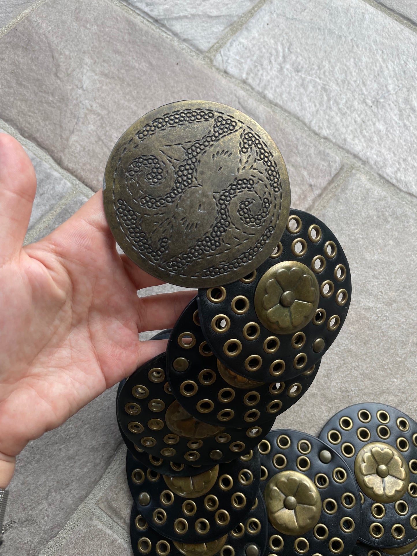 Cintura Y2K a cerchi in pelle nera e metalleria dorata effetto used - taglia unica