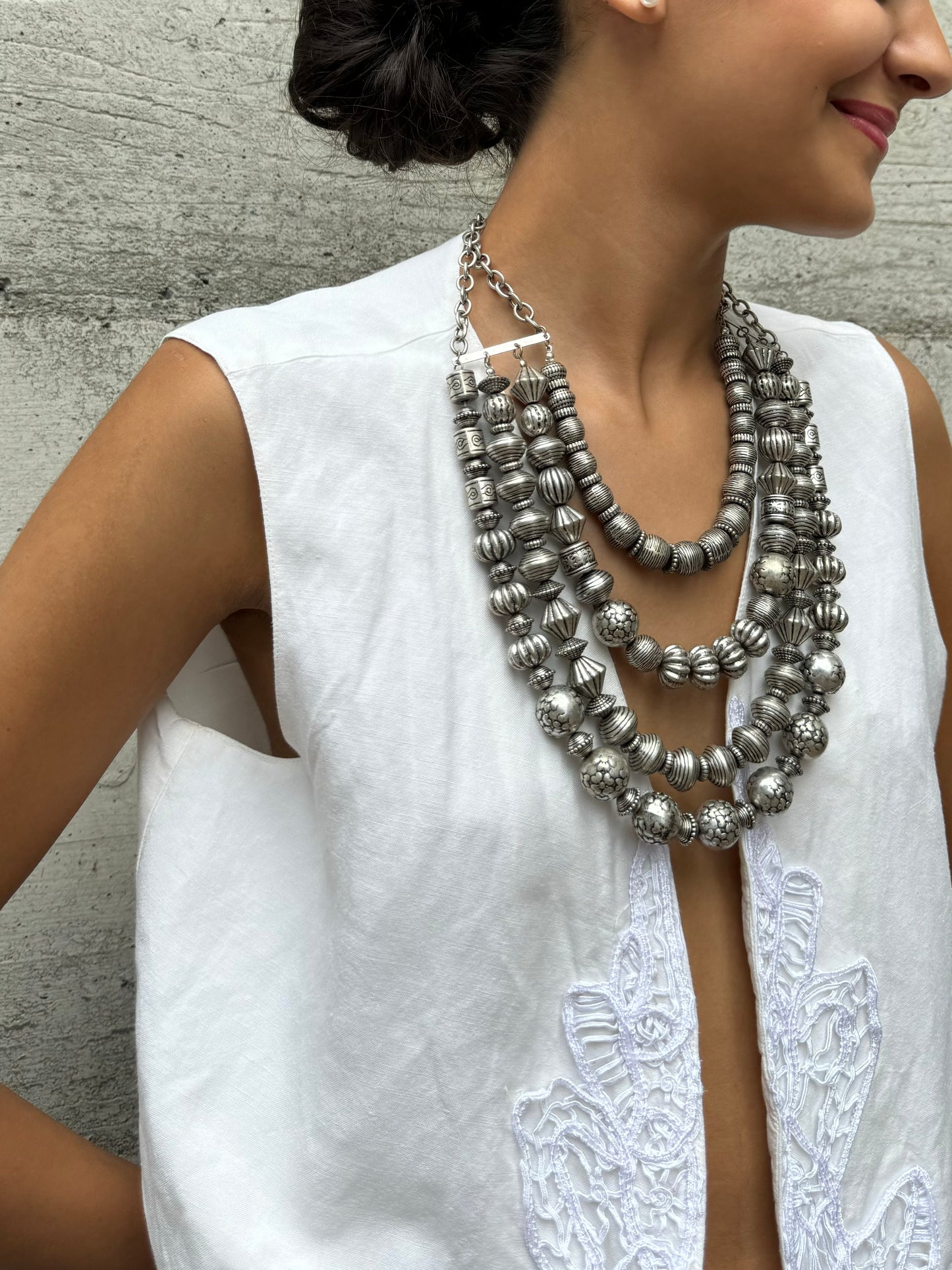 Gilet sartoriale in lino ricamato a mano, taglia M