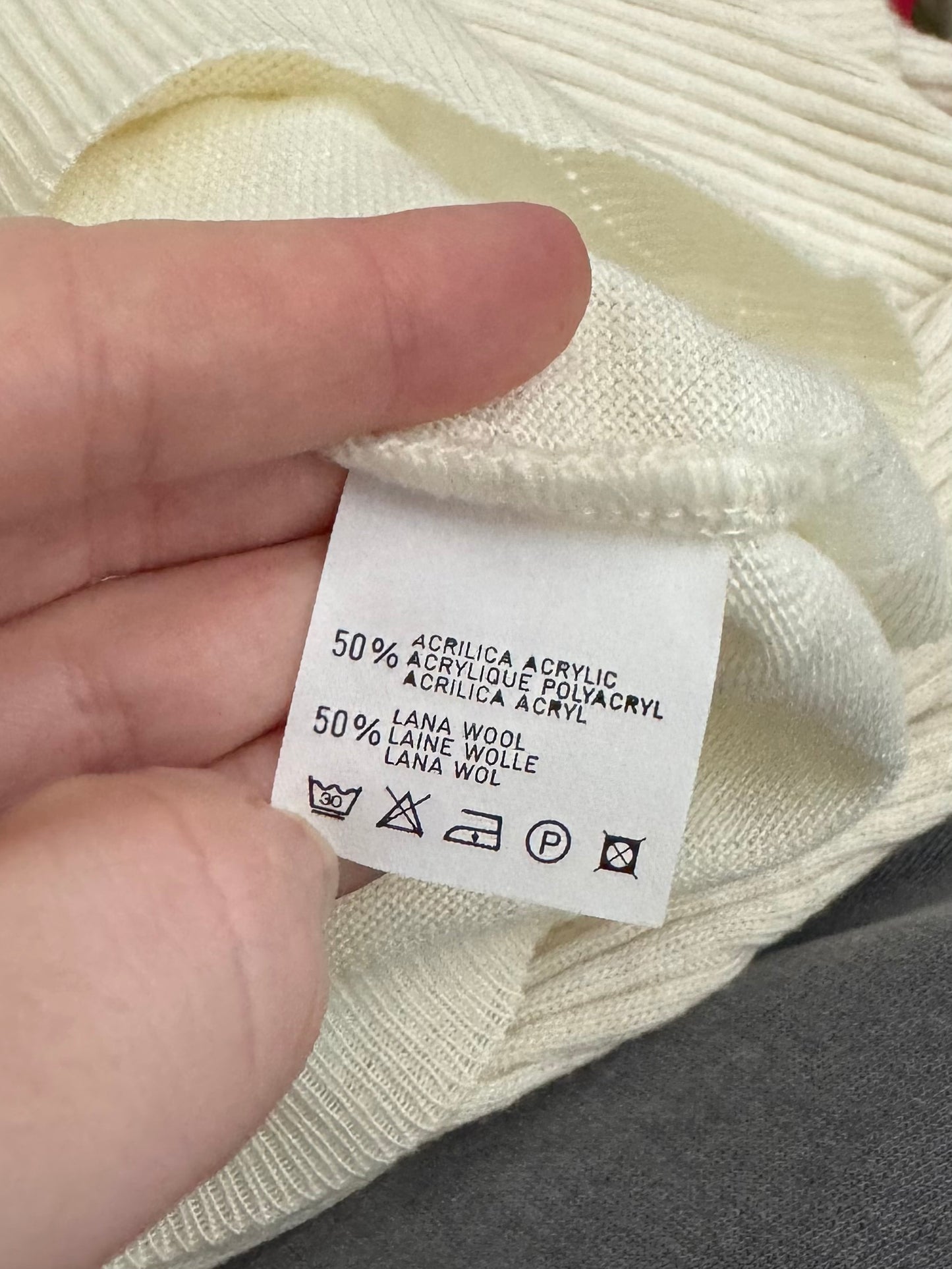 Maglioncino bianco in fresco lana con collo lavorato