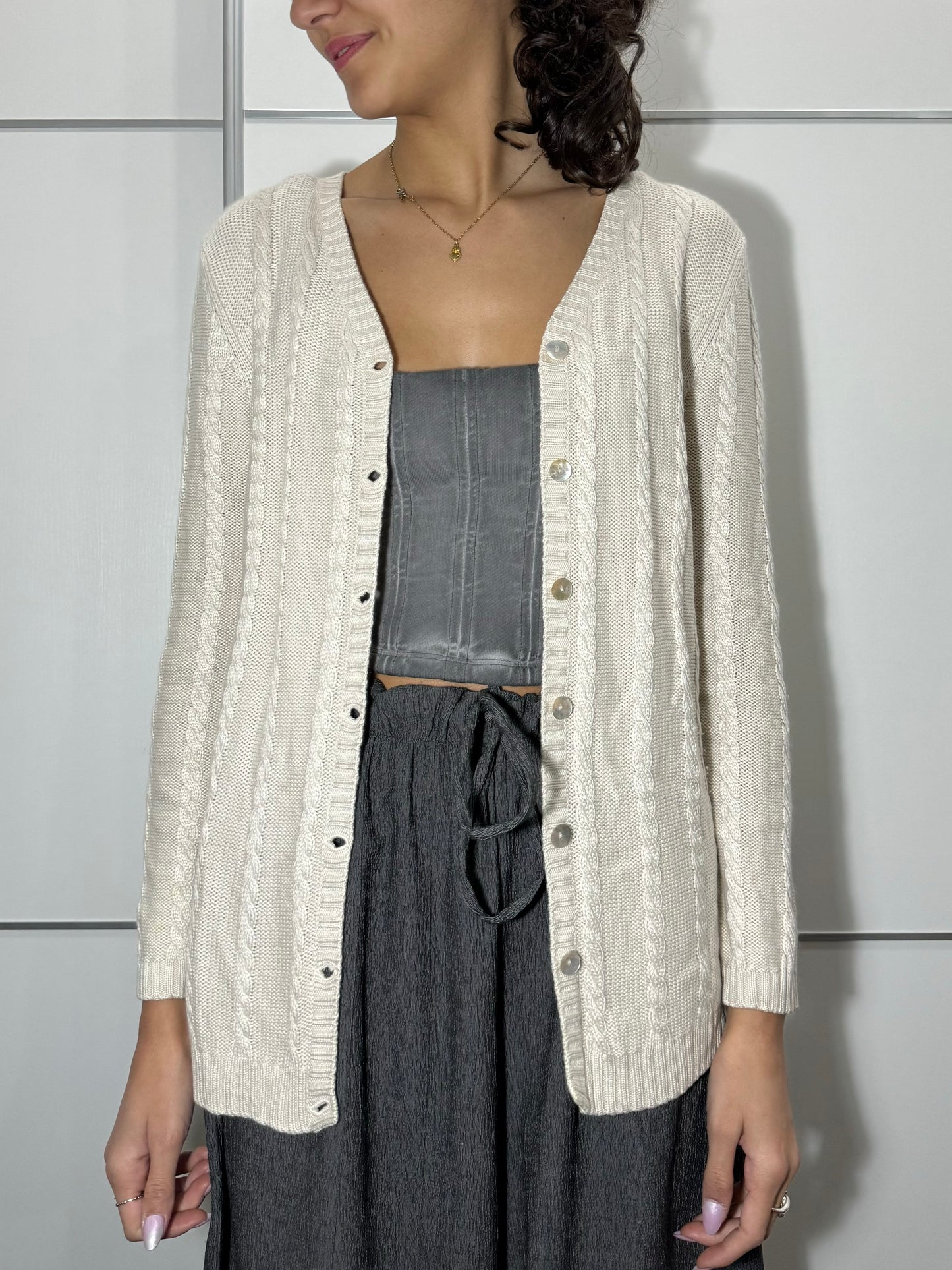 Cardigan intrecciato color perla in misto cashmere e seta