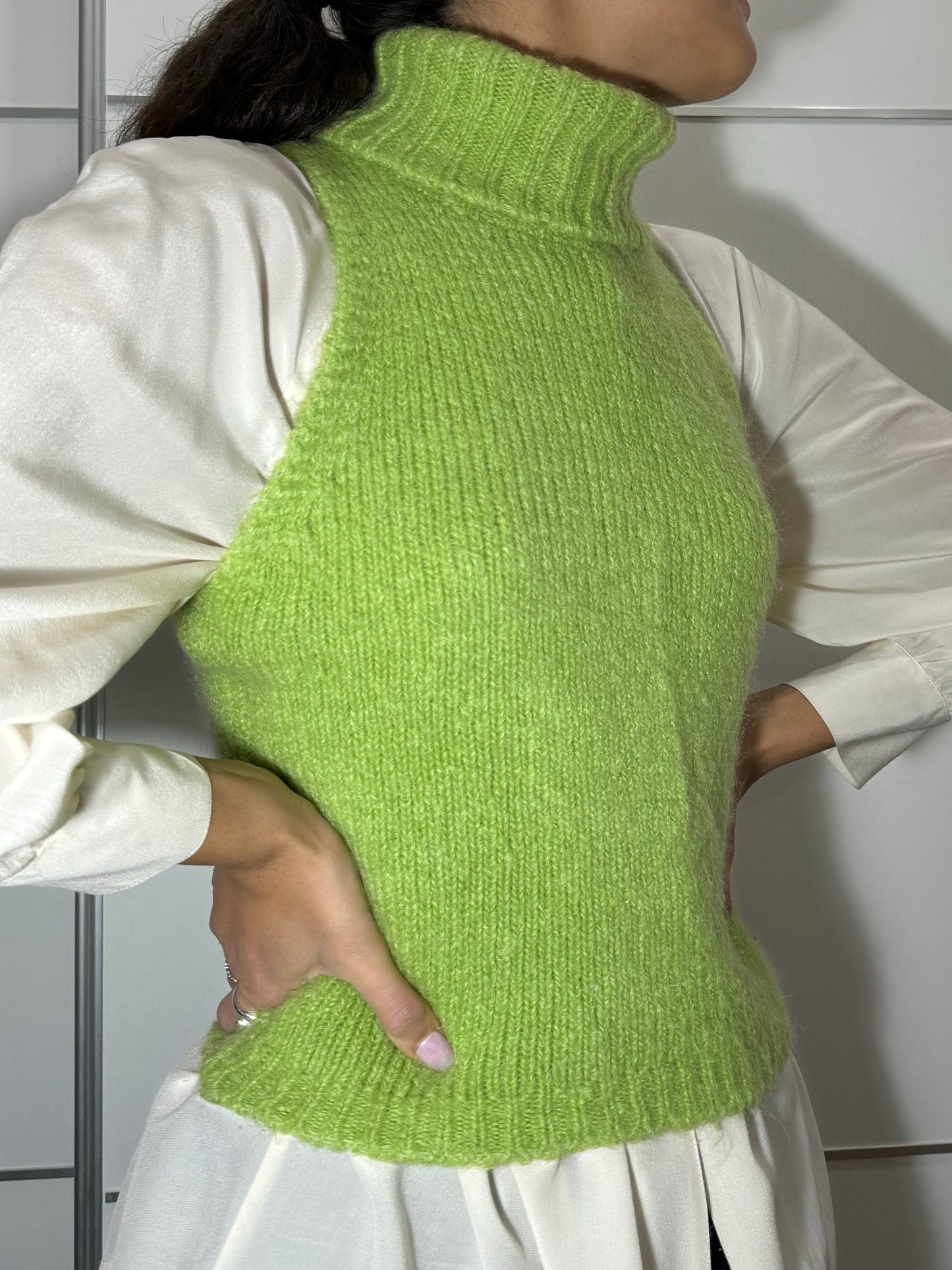 Gilet a collo alto crochet verde mela, misto kid mohair