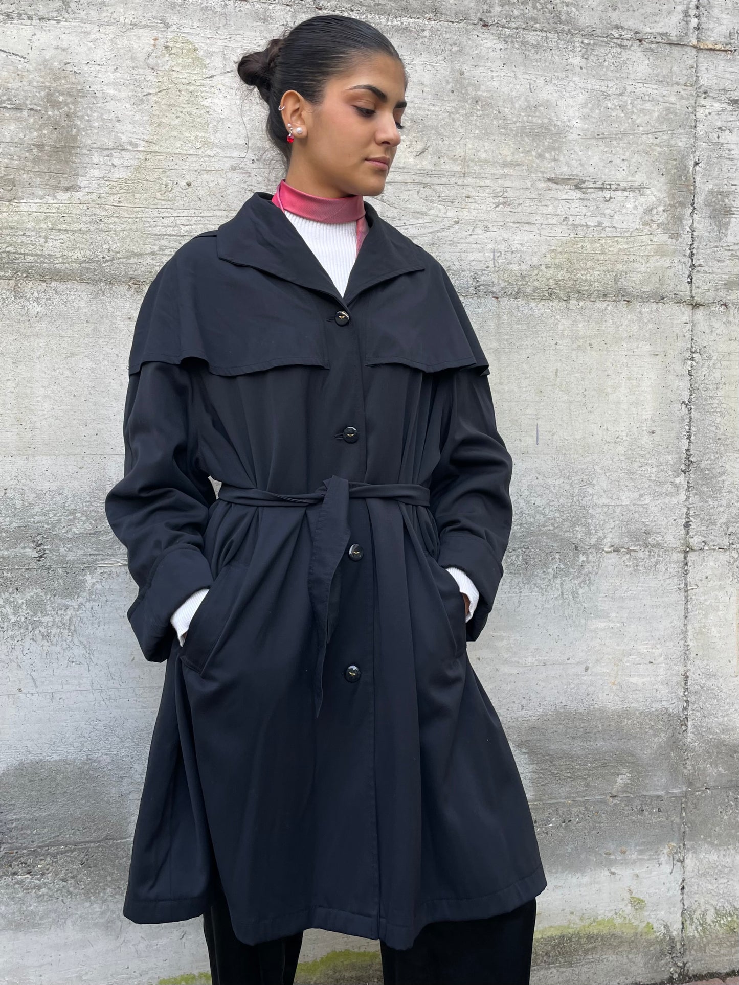 Trenchcoat a mantella sartoriale nero, con fodera in lana e cappuccio