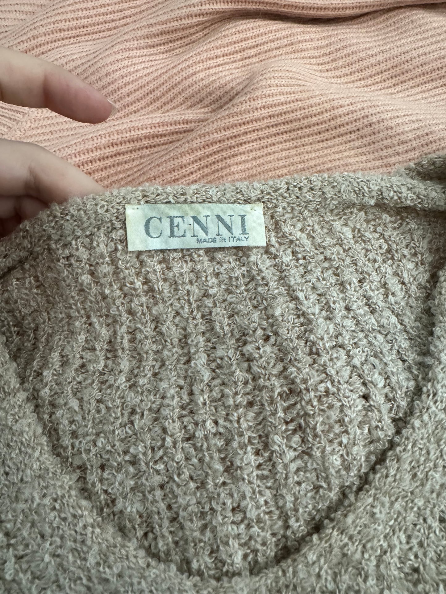 Pullover lungo cipria in misto lana, con scollo a V e spacchetti laterali