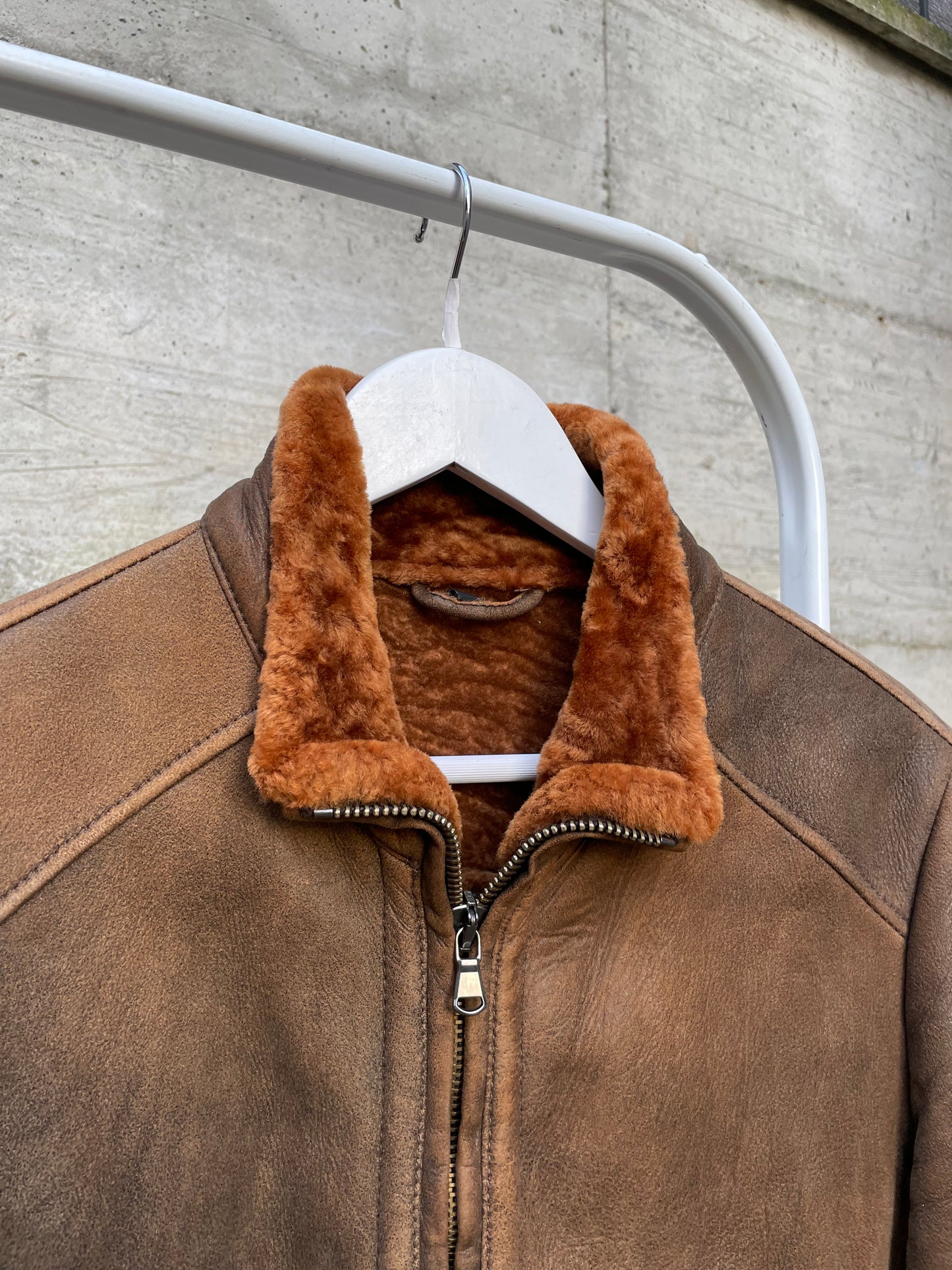 Montone Shearling originale modello slim anni 2000, esterno in nappa distressed e interno a pelo raso