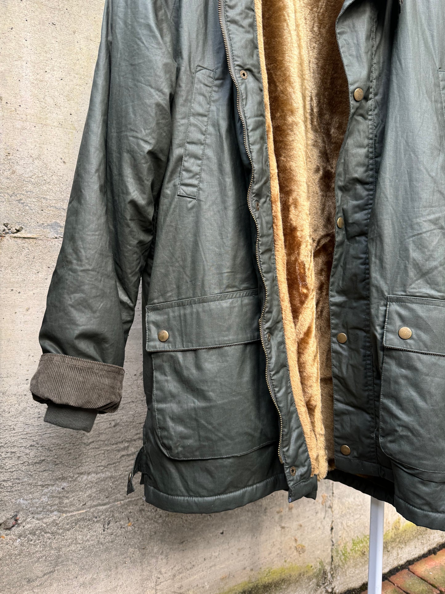 Giacca oversize cerata tipo Barbour, interamente foderata in ecopelliccia a pelo raso